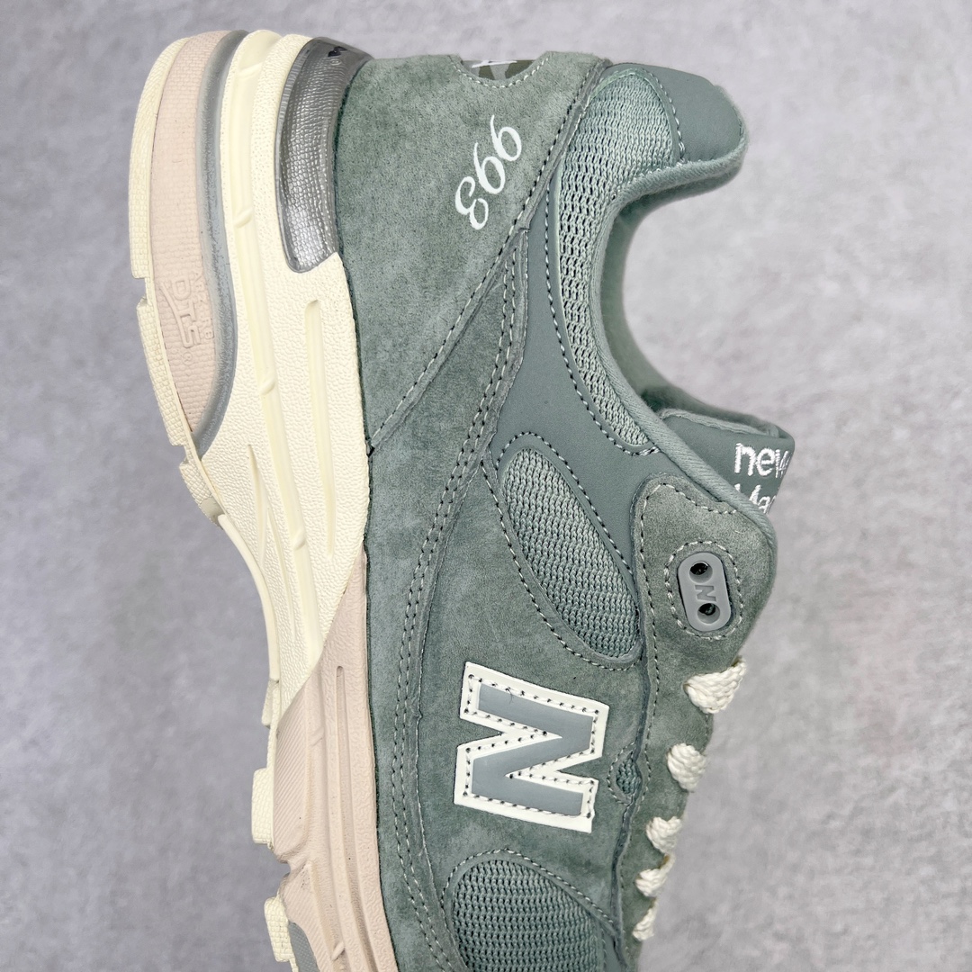 图片[6]-＃K版纯原Kith x New Balance MR993KH1 新百伦NB993 联名灰绿 第三代总统复古慢跑鞋 鞋身以网眼鞋面结合同色系优质麂皮革构成，鞋舌处点缀 New Balance Made In USA 同色系刺绣标识，彰显鞋款身份。鞋侧点缀银色 \\\”993\\\” 字样，丰富鞋身设计的同时，构建时尚外观。鞋款搭载 ABZORB 缓震系统，通过缓冲和抗压性的结合来吸收冲击力，舒适功能升级。同时搭配泛黄做旧中底，打造丰富层次感，缔造出色复古韵味。尺码：36 37 37.5 38 38.5 39 40 40.5 41.5 42 42.5 43 44 44.5 45-选品中心