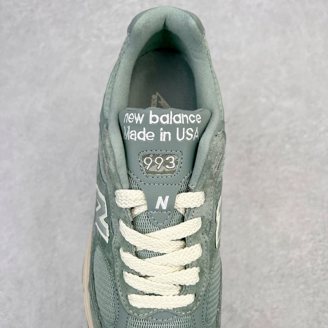 图片[5]-＃K版纯原Kith x New Balance MR993KH1 新百伦NB993 联名灰绿 第三代总统复古慢跑鞋 鞋身以网眼鞋面结合同色系优质麂皮革构成，鞋舌处点缀 New Balance Made In USA 同色系刺绣标识，彰显鞋款身份。鞋侧点缀银色 \\\”993\\\” 字样，丰富鞋身设计的同时，构建时尚外观。鞋款搭载 ABZORB 缓震系统，通过缓冲和抗压性的结合来吸收冲击力，舒适功能升级。同时搭配泛黄做旧中底，打造丰富层次感，缔造出色复古韵味。尺码：36 37 37.5 38 38.5 39 40 40.5 41.5 42 42.5 43 44 44.5 45-选品中心