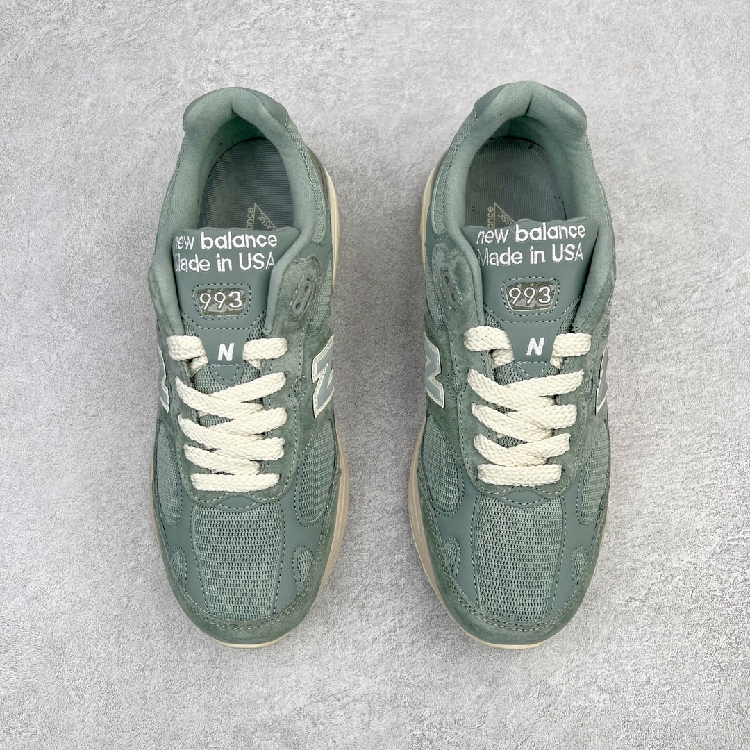 图片[2]-＃K版纯原Kith x New Balance MR993KH1 新百伦NB993 联名灰绿 第三代总统复古慢跑鞋 鞋身以网眼鞋面结合同色系优质麂皮革构成，鞋舌处点缀 New Balance Made In USA 同色系刺绣标识，彰显鞋款身份。鞋侧点缀银色 \\\”993\\\” 字样，丰富鞋身设计的同时，构建时尚外观。鞋款搭载 ABZORB 缓震系统，通过缓冲和抗压性的结合来吸收冲击力，舒适功能升级。同时搭配泛黄做旧中底，打造丰富层次感，缔造出色复古韵味。尺码：36 37 37.5 38 38.5 39 40 40.5 41.5 42 42.5 43 44 44.5 45-选品中心