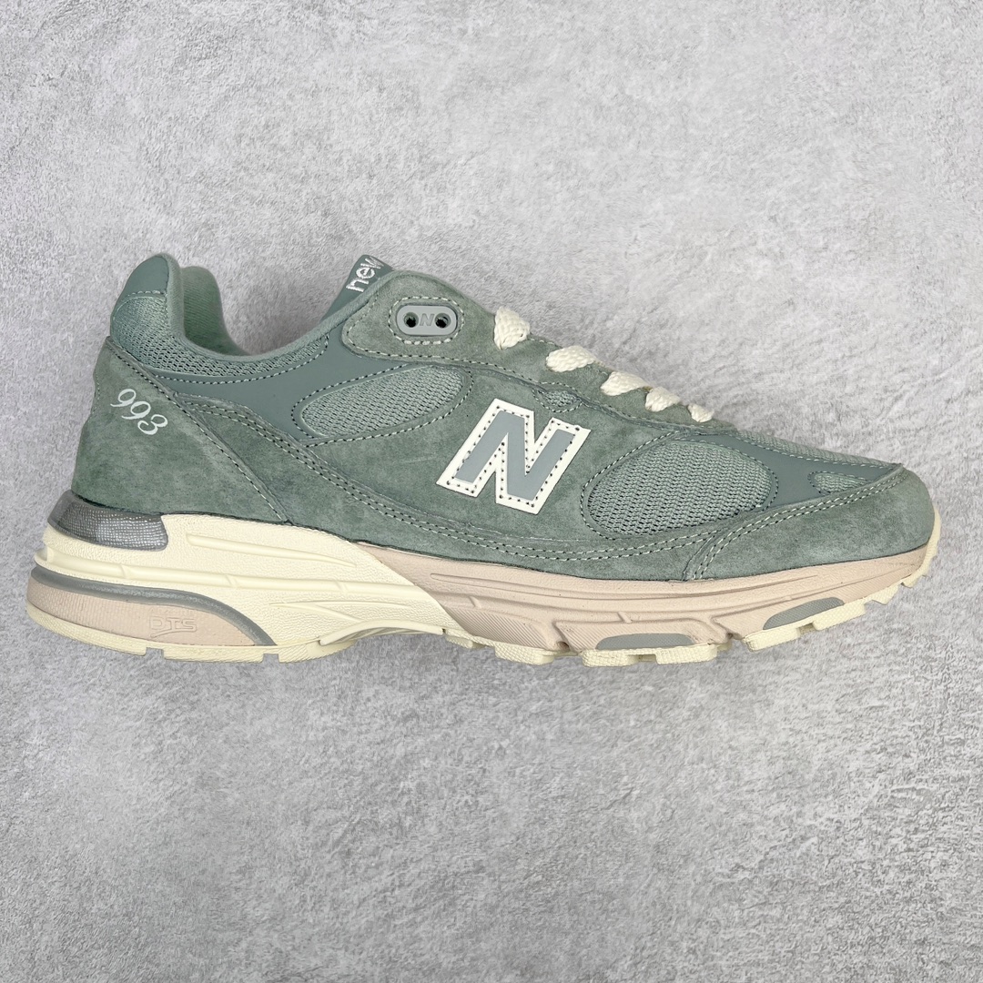 ＃K版纯原Kith x New Balance MR993KH1 新百伦NB993 联名灰绿 第三代总统复古慢跑鞋 鞋身以网眼鞋面结合同色系优质麂皮革构成，鞋舌处点缀 New Balance Made In USA 同色系刺绣标识，彰显鞋款身份。鞋侧点缀银色 \\\