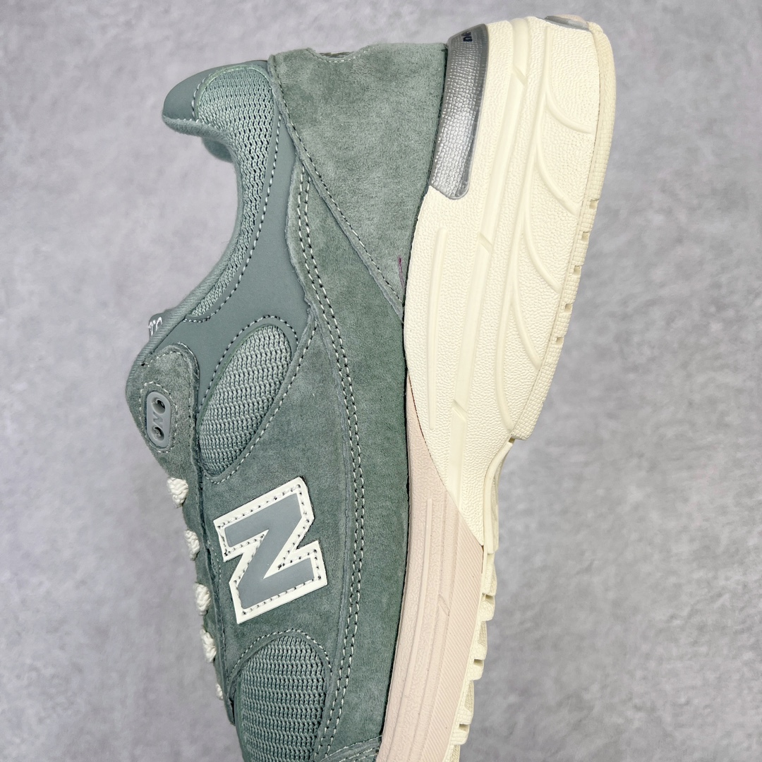 图片[7]-＃K版纯原Kith x New Balance MR993KH1 新百伦NB993 联名灰绿 第三代总统复古慢跑鞋 鞋身以网眼鞋面结合同色系优质麂皮革构成，鞋舌处点缀 New Balance Made In USA 同色系刺绣标识，彰显鞋款身份。鞋侧点缀银色 \\\”993\\\” 字样，丰富鞋身设计的同时，构建时尚外观。鞋款搭载 ABZORB 缓震系统，通过缓冲和抗压性的结合来吸收冲击力，舒适功能升级。同时搭配泛黄做旧中底，打造丰富层次感，缔造出色复古韵味。尺码：36 37 37.5 38 38.5 39 40 40.5 41.5 42 42.5 43 44 44.5 45-选品中心