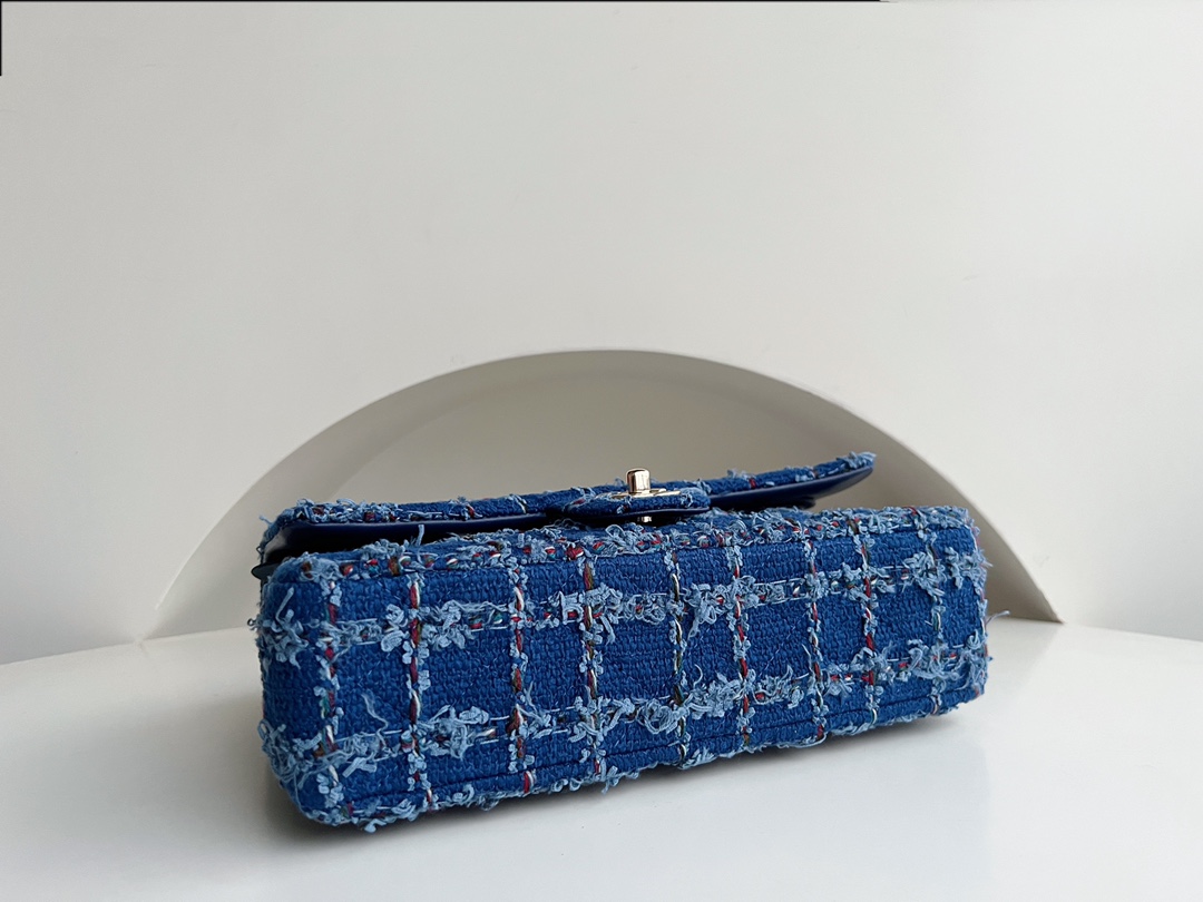 CHANEL 23C blue woolen cf is on sale at the counter. Classic checkered and rhombus elements contrast in color. It is reminiscent of a tiled swimm