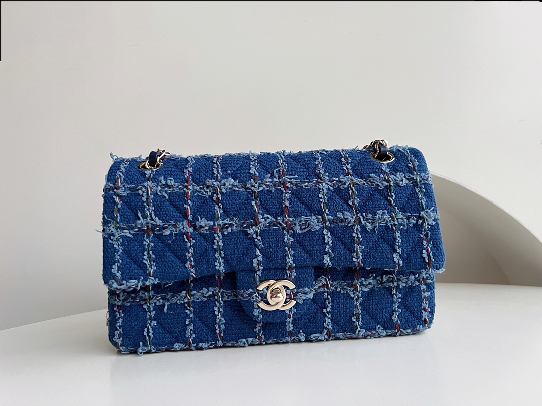 CHANEL 23C blue woolen cf is on sale at the counter. Classic checkered and rhombus elements contrast in color. It is reminiscent of a tiled swimm
