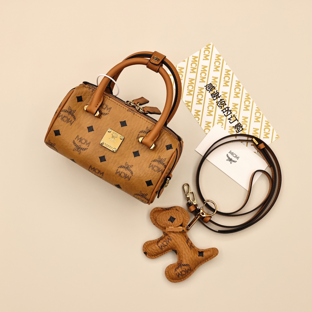 MCM波士顿枕头包💰210
轻盈小巧,在经典风格中透露着一丝清新,干净利落的线条美观,加长拉链方便开启,双层内阁,做工精细,一丝不苟。
规格:18*10*8cm
可放入iPhone max等大屏手机