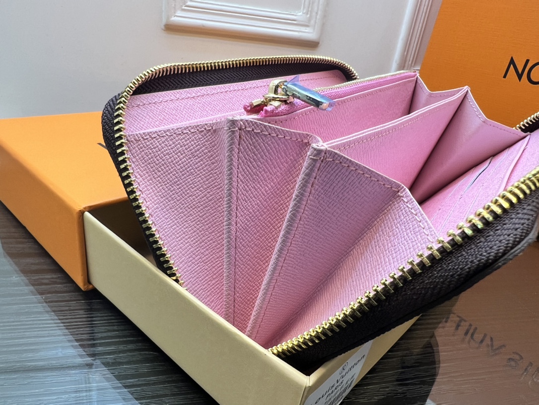 Genuine leather long wallet, product in use