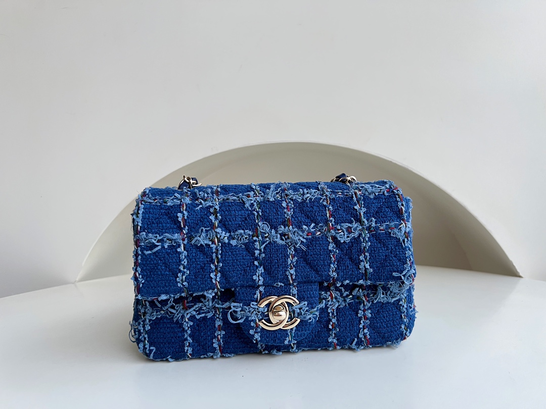 Xiaoxiang's special purchase is CHANEL 23C blue woolen cf. Classic checkered and rhombus elements contrast in color. It reminds you of a tiled sw