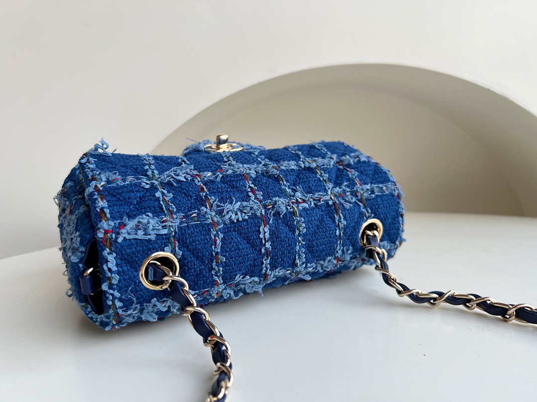 Xiaoxiang's special purchase is CHANEL 23C blue woolen cf. Classic checkered and rhombus elements contrast in color. It reminds you of a tiled sw