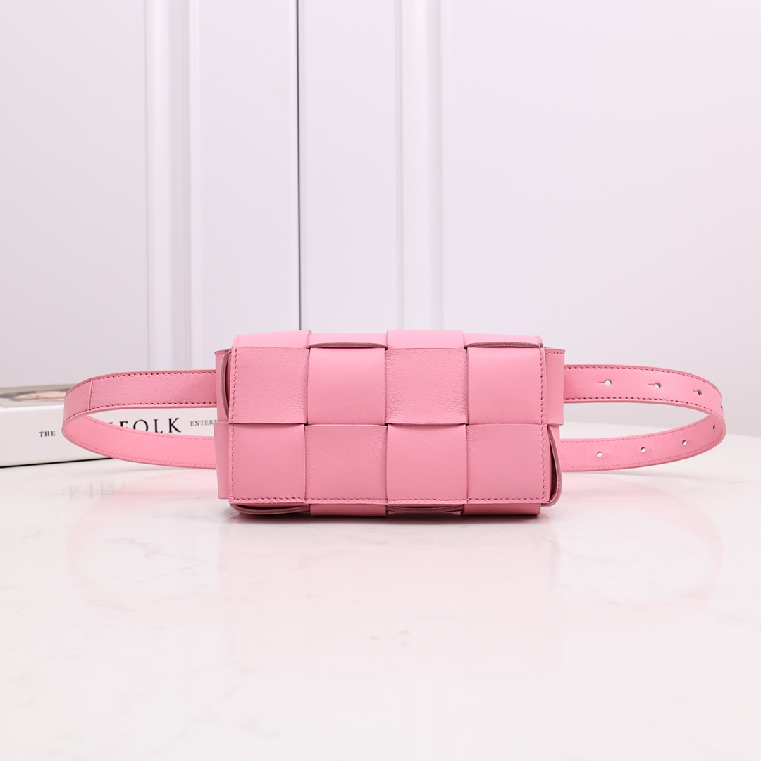 NO:177681,(New color) Checkered waist bag The popular cassette has been released. The lambskin material is very light and has a high-end touch as always. It can be made into clutches, waist bags, crossbody, and shoulders. It is small and exquisite but very easy to use. It is stress-free for iPhone luss, lipstick, and sunglasses!  It continues the square shape of the cassette bag, and does not deform after loading things. It is very good to have a concave shape!  Size 17.5*9.5*5CM,9031# Ribbon Powder,BV,bottega veneta,sheepskin19860909(新色)方格腰包 大火的cassette出新款啦 小羊皮材质非常轻盈,一如既往的高级触感,可做手包,腰包,斜挎,肩背都可以.小巧精致但是巨好用 装ihone lus无压力,口红 墨镜都装进来吧！延续了cassette包方方正正的形状,装东西后不变形 非常好凹造型！ 尺寸17.5*9.5*5CM,9031# 丝带粉,BV,bottega veneta,sheepskin,Bag