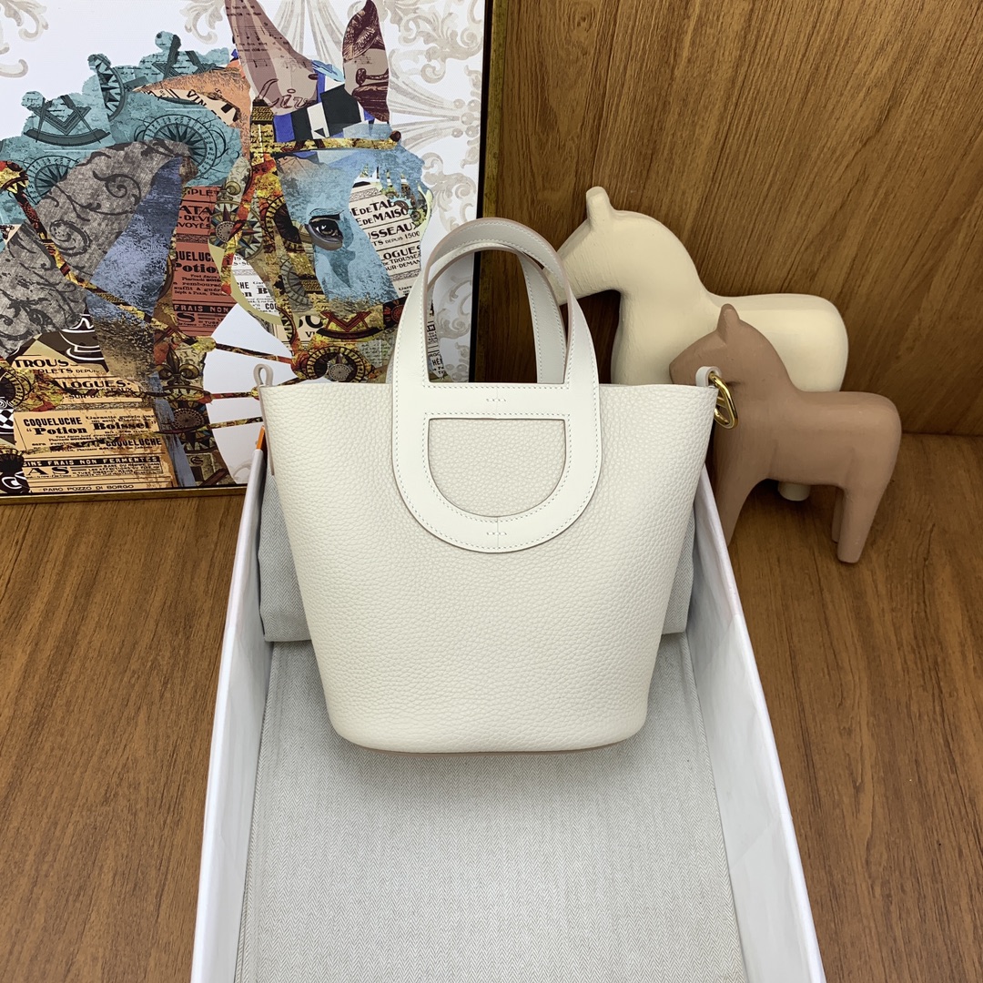 NO:698513,Ready in stock Pig nose vegetable basket 18cm in the loo Milkshake white gold buckle The pig nose bag has a unique sense of design. Although it is low-key but full of personality, it can be regarded as a matching tool! The handle and bottom retain the classic shape of the pig nose, and the overall image of the vegetable basket is also quite consistent~, Hermes, hermes, Hermes,19860909现货 in stock 猪鼻子菜篮子18cm in the loo 奶昔白 金扣 猪鼻子包有着独特的设计感, 虽然低调但是却很有个性,不失为一款搭配利器!手柄和底部都保留着猪鼻子的经典造型,而整体菜篮子的形象也是相当契合~,爱马仕,hermes,Hermes,,Bag