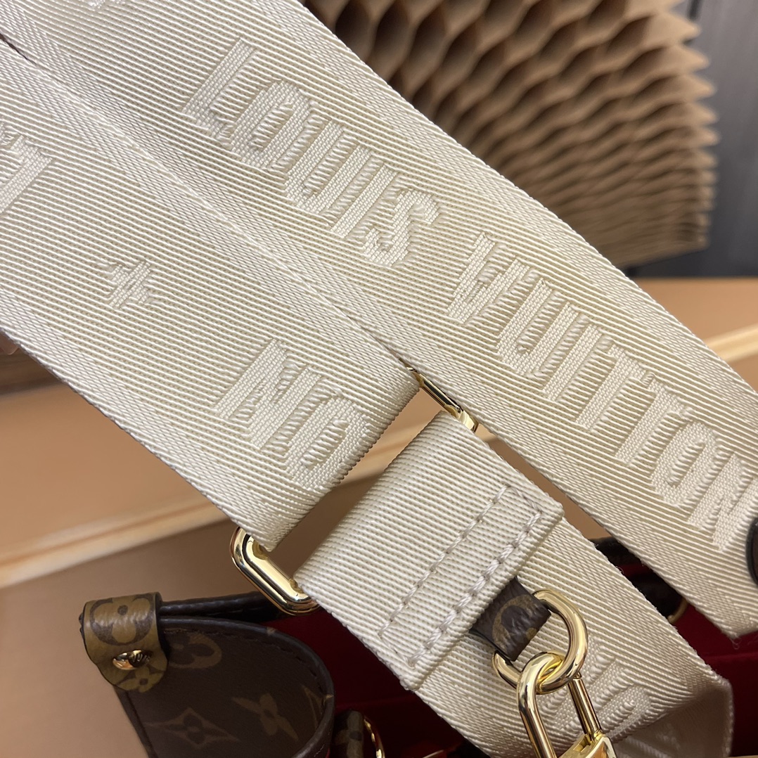 while the removable coin purse is ideal for holding loose change or - Bag 8