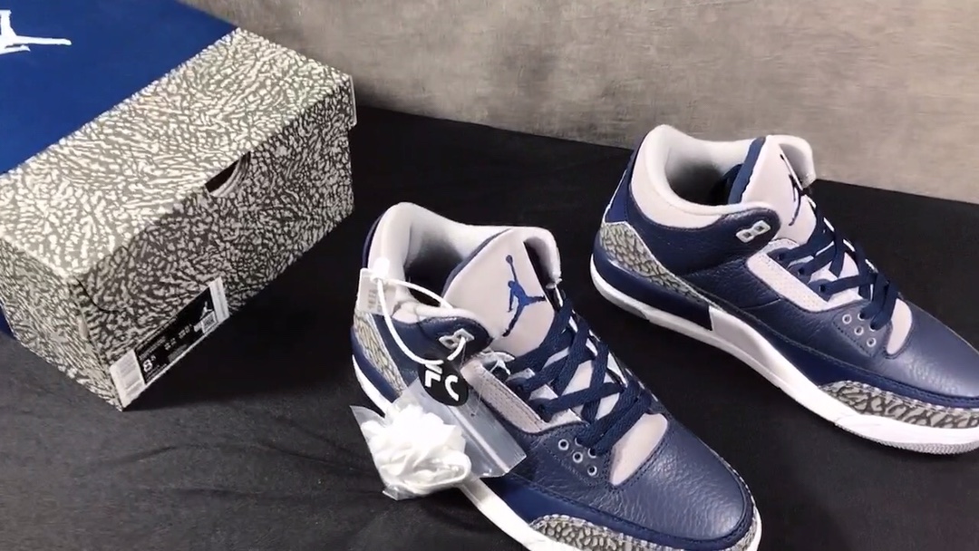 #视频鉴赏公司级 全头层 Air Jordan 3 Midnight Navy 午夜蓝 鞋身整体采用大面积的海军蓝配色、细节方面搭配水泥灰以及标志性的爆裂纹设计，整体感觉十分沉稳，低调。鞋舌及内衬出1