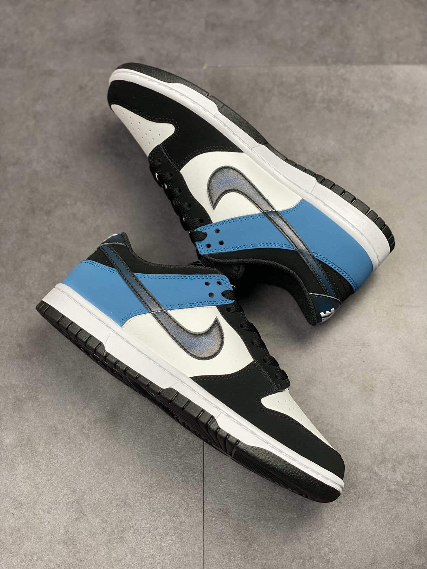 300 Nike SB Dunk Low “Industrial Blue”黑白蓝 FD6923-100