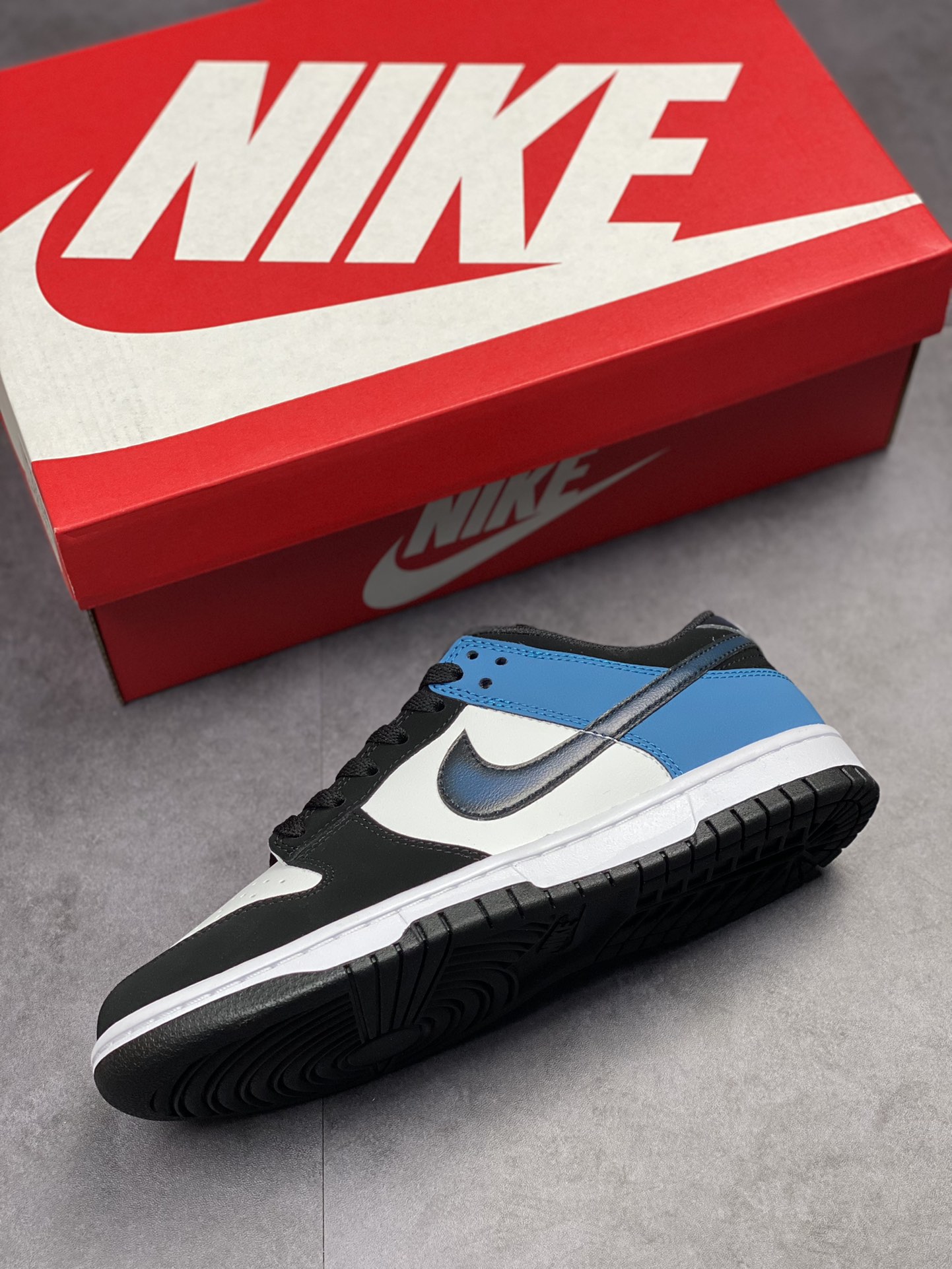 300 Nike SB Dunk Low “Industrial Blue”黑白蓝 FD6923-100