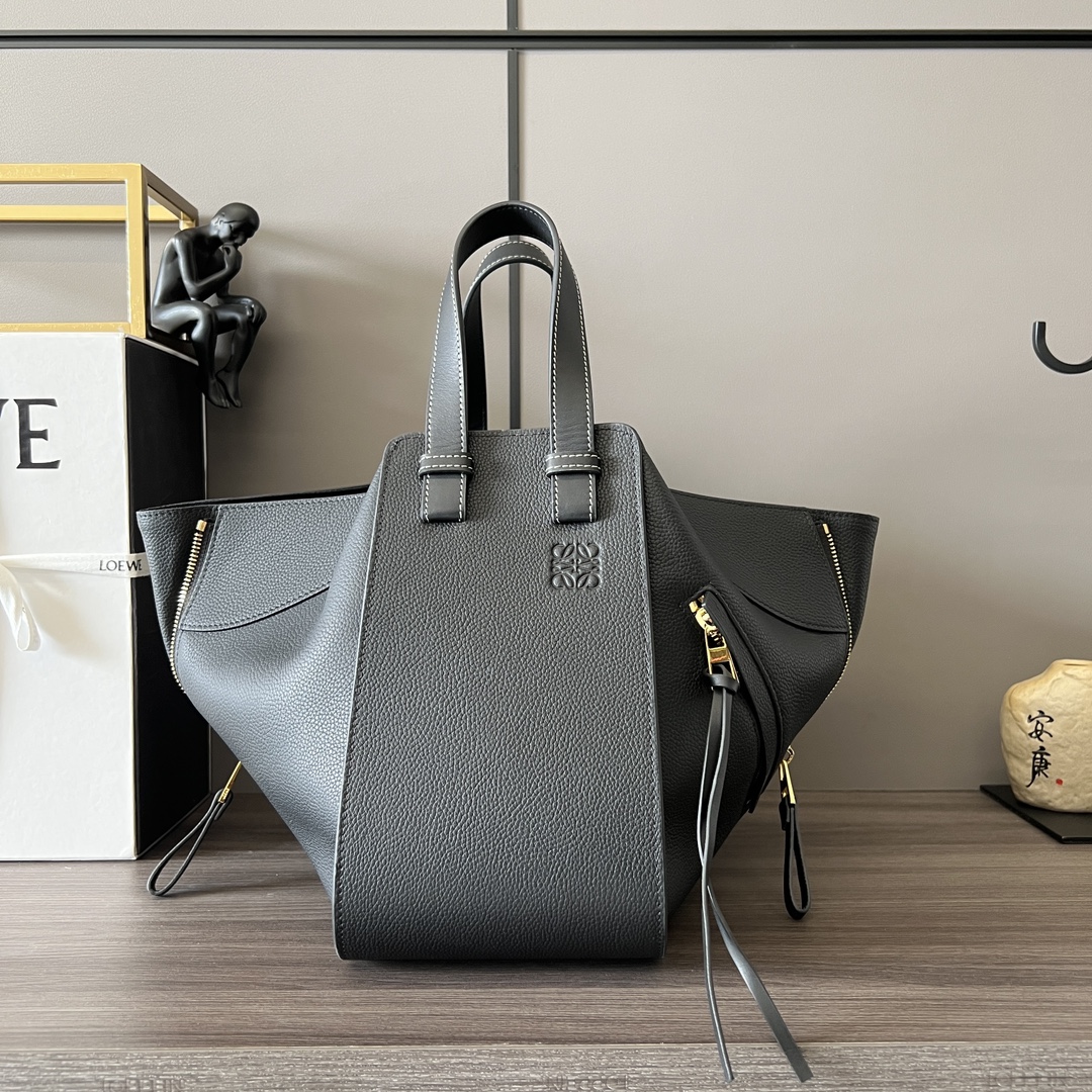 NO:193366,LoeweHammock Small Hammock Lychee Pattern (Black Lychee Pattern) Made of soft Lychee Grain Cowhide Large capacity, one shoulder, crossbody, hand-held, multi-function crossbody bag Classic shape [Rose] carried by top handle Removable Adjustable shoulder strap Internal hook closure Two internal insert bags One external zipper pocket With Anagram herringbone cotton sail lining [Fireworks] [Fireworks] [Fireworks] Model 062151 size29*14*26cm, Hammock Hammock small, loewe, satchels, crossbody bags, cowhide19860909LoeweHammock 小号吊床荔枝纹（黑色荔纹拼） 采用柔软荔枝粒面牛皮制成 大容量、单肩、斜挎、手拎、多功能斜挎包 经典造型[玫瑰]通过顶部提手携带 可拆卸 可调节肩带 内部钩扣封口 两个内部插袋 一个外部拉链口袋 带有Anagram人字纹棉帆里衬[烟花][烟花][烟花]型号062151 size29*14*26cm,吊床Hammock small,loewe,satchels,crossbody bags,cowhide,Bag