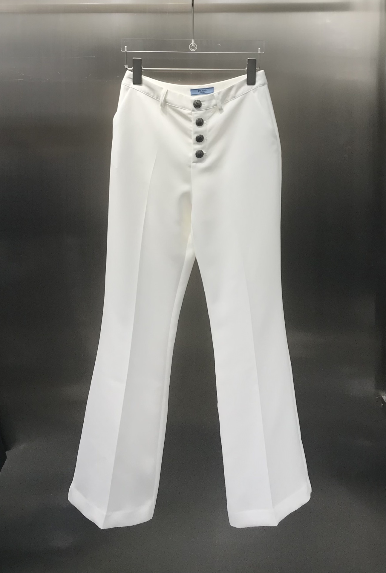NO:696894,Prad*'s latest spring and summer collection, high-waisted single-breasted boot-cut trousers, classic triangle logo on the back pocket, fashion brand, high-waisted buttoned design, a must-have, versatile and fashionable, a must-have leg-slimming tool for white and rich women, 3D three-dimensional tailoring of the trousers, the upper body is slimmed into a paper figure, the texture of the exclusively imported fabric is fine, soft and breathable, perfect workmanship depends on the details ~ high version, prada,19860909Prad*春夏最新系列 高腰单排扣微喇裤 后口袋经典三角标志 时尚大牌 排扣高腰设计绝绝子 百搭时髦白富美必入瘦腿神器 3D立体剪裁裤型上身瘦成纸片人 独家进口面料质感细腻柔软透气 完美做工品质看细节～  高版本,,prada,,Women's clothing