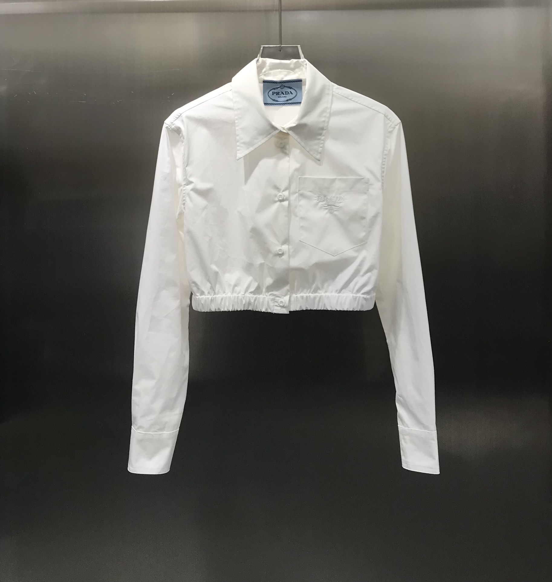 NO:696890,Prad* new product is on the shelves. Small shirt with embroidered small letters. It is a must-have item for summer. It is versatile and easy to wear. The embroidered logo on the pocket letters is very recognizable. It is made of imported pure cotton fabric and looks good with various items. This simple style must be owned by everyone. High version, prada,19860909Prad*新品上架 刺绣小字母小衬衣 夏天必备小单品 百搭巨好穿 口袋字母刺绣logo很有辩识度 采用进口纯棉面料 搭配各种单品都好好看 这种简简单单的款式必须人手一件  高版本,,prada,,Women's clothing