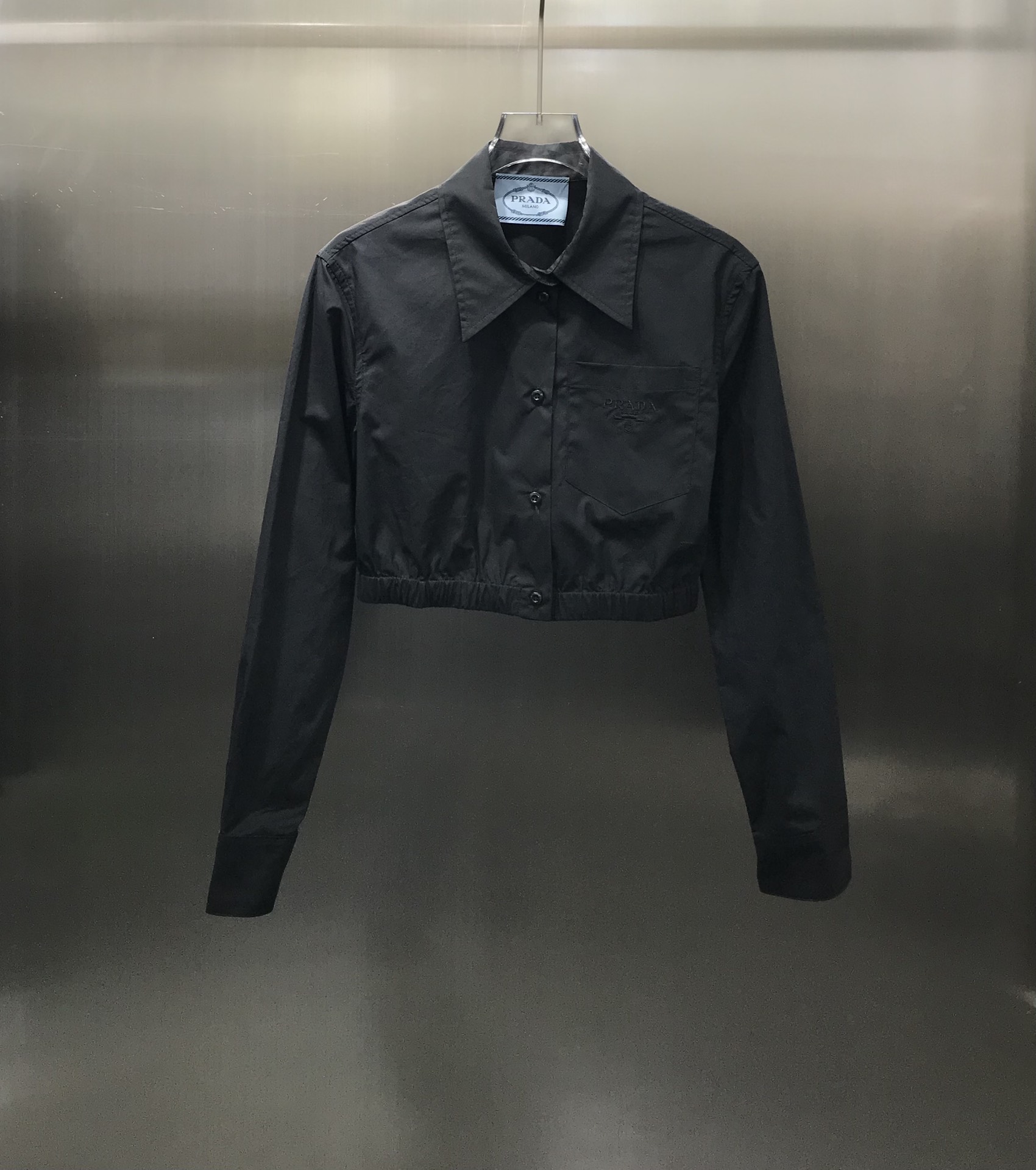 NO:696884,Prad* new product is on the shelves. Small shirt with embroidered small letters. It is a must-have item for summer. It is versatile and easy to wear. The embroidered logo on the pocket letters is very recognizable. It is made of imported pure cotton fabric and looks good with various items. This simple style must be owned by everyone. High version, prada,19860909Prad*新品上架 刺绣小字母小衬衣 夏天必备小单品 百搭巨好穿 口袋字母刺绣logo很有辩识度 采用进口纯棉面料 搭配各种单品都好好看 这种简简单单的款式必须人手一件  高版本,,prada,,Women's clothing