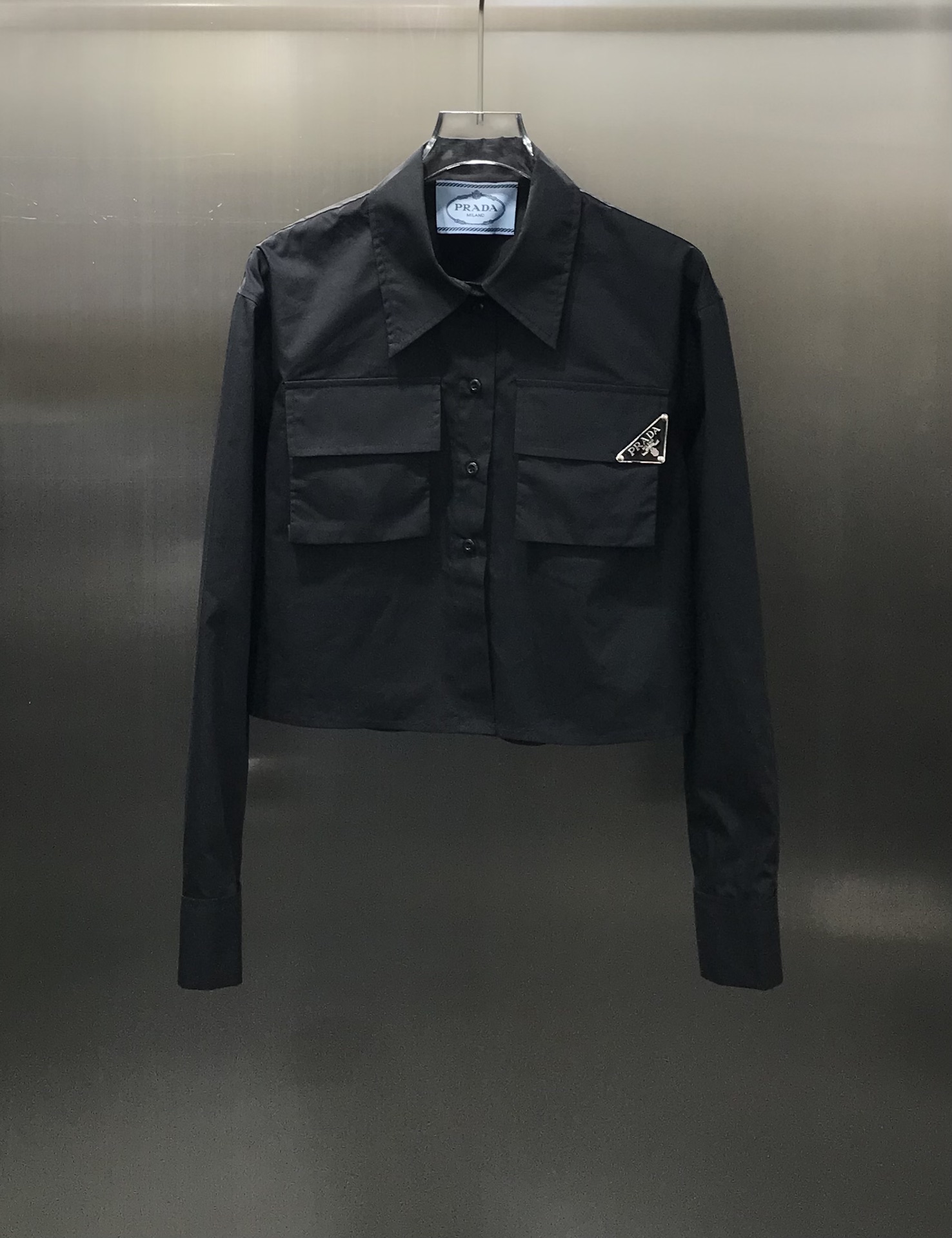 NO:696870,Prad* new products are on the shelves. Three-color shirts made of custom-made exclusive fabrics are embellished with brand metal triangle logos. They are crisp and stylish. The shirts are made of 100% cotton. High-end design. It has more attractive styling effects. The upper body is cool and fashionable. High-quality appearance. High version L,, prada,19860909Prad*新品上架 定制专属面料三色衬衣 品牌金属三角标点缀 挺括有型 衬衣采用全棉材质 高级设计穿搭 更具备造型的魅力效果 上身潮酷时尚 优质的品相 高版本 L,,prada,,Women's clothing