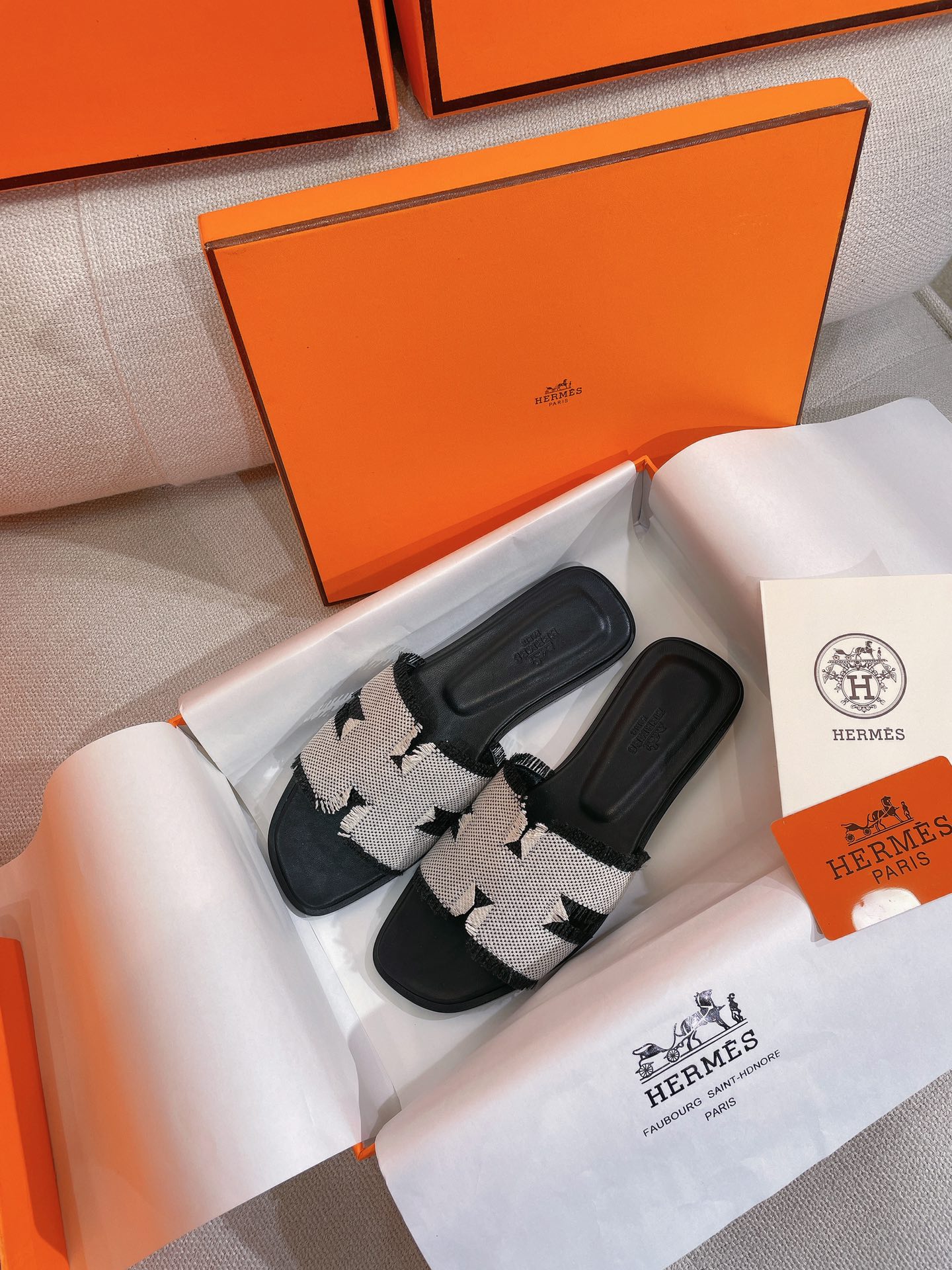 NO:253766,New H brand, spring and summer, tassel H-shaped canvas Oran flat slippers. This summer, I still need a pair of such slippers. This shoe style will be the finishing touch in your closet, fully demonstrating the classic style of H-family. The official website synchronizes new colors and new fabrics, upper H-woven canvas, ZP consistent tassel craftsmanship, the top-level original quality on the market, the Oran series styles that are upgraded every year, the colors are all customized to the purchased ZP, the classic H-shaped lady design, and must-have for spring and summer~ Those who know the goods come, this year's lasts, leather materials, and dyed leather soles have been upgraded this year, and the H-former fabric is customized woven and polished canvas are specially customized for this Oran series. PS: Determine the best version of the sole~ Full leather edge strip Italian leather sole, the sole is the overall dyed without paint loss. Please distinguish it from the market Low goods, get what you pay for, and ensure multi-color  This year, each pair of slippers will be accompanied by 2 Twilly scarves, which will facilitate the second innovative combination. Whether it is tied on shoes or bags, or using your own hair as a neckline scarf, it is very practical and is our little care. Size 35-39 (40 sizes can be customized without return and exchange) Full package with H, slippers, slippers, Leather soles19860909上新H牌.春夏.流苏H型帆布Oran平底拖鞋  .这个夏天依旧很需要一双这样的拖鞋,此鞋款将是您衣橱中的点睛单品,充分展现H家经典风格.官网同步新色新面料,鞋面H编织帆布,ZP一致流苏工艺,市面顶级原单品质,每年都升级的Oran系列款式,颜色全部对购入的ZP定制,经典的H型贵妇名媛设计,.春夏必入~ 懂货的来,今年的楦型、皮料、透染真皮鞋底都有升级,H原版面料定制编织打磨帆布,都专为这款Oran系列而定制.PS:认准最好版本鞋底~全真皮沿条意大利真皮大底,鞋底是整体透染的不掉漆. 请区别于市场Low货,一分钱一分货,保证  color多色  今年每双拖鞋都会附赠2条Twilly丝巾,方便大家进行二次创新搭配,无论是绑鞋子包包上,或者自用绑头发作为领口小丝巾,都非常实用也是作为我们的一点小心意  码数35-39码（40码可定制不退换）  配H全套包装,拖鞋,slippers,Leather soles,Women's Shoes