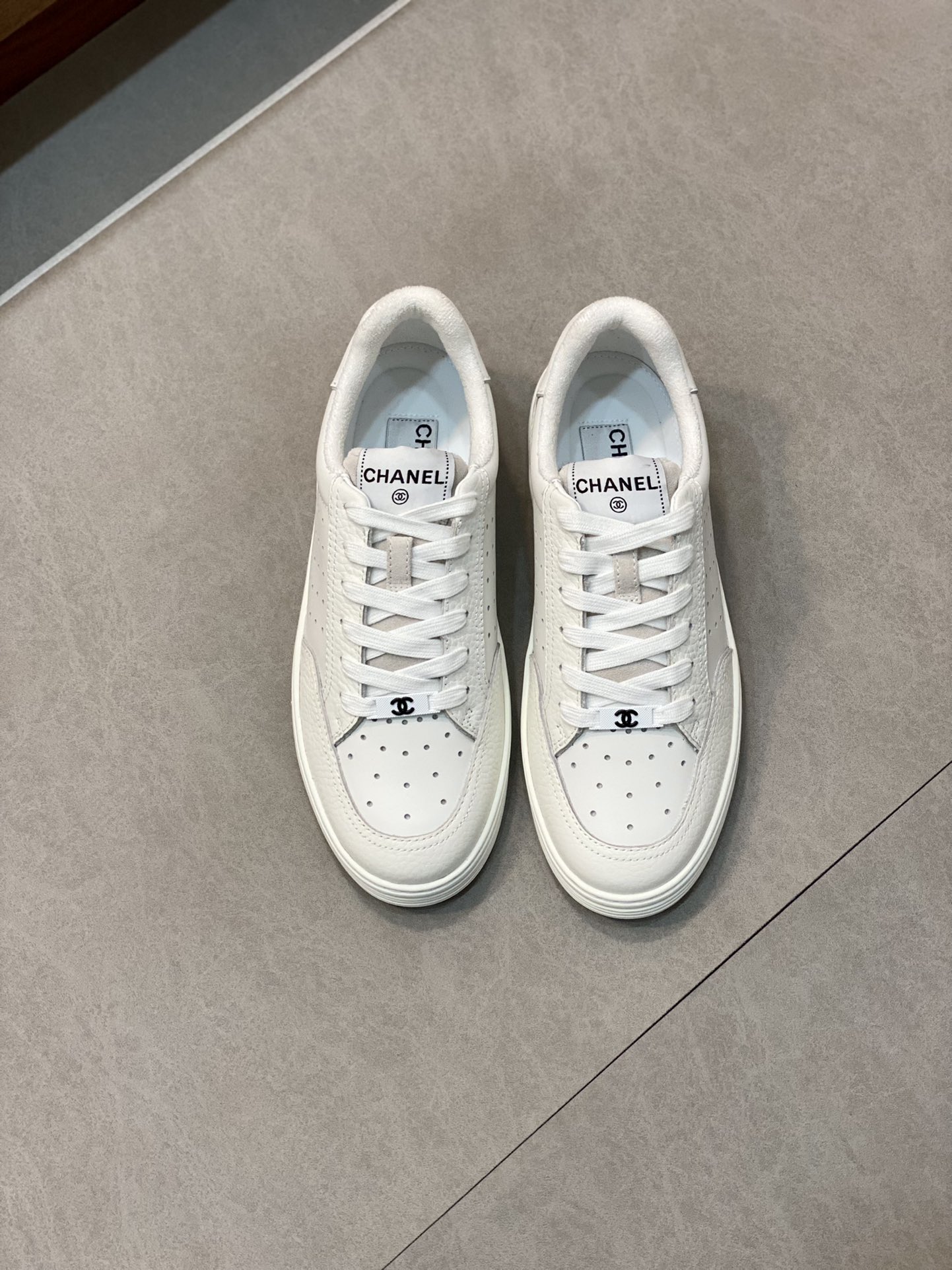 Las zapatillas deportivas de Chanel C son los zapatos de skate con logo más populares de esta temporada + zapatos blanc…