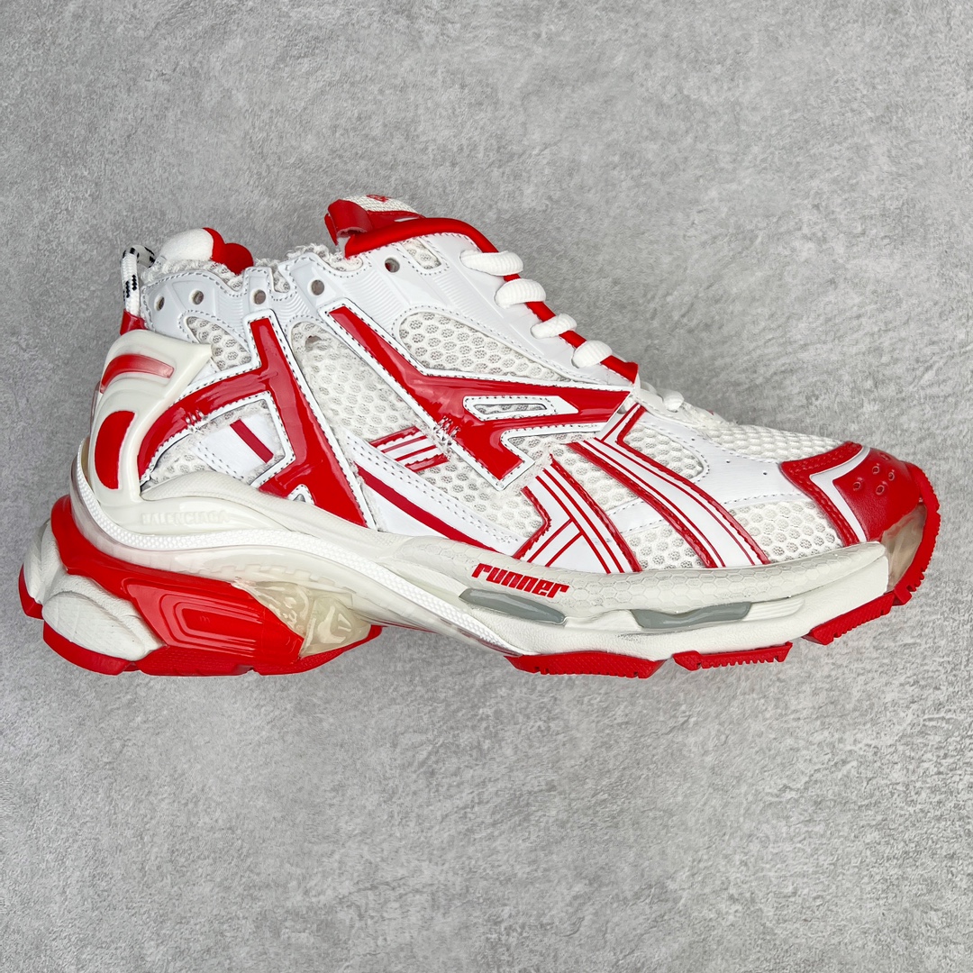 💰460 ＃VG零售版 BALENCIAGA Runner Sneaker 巴黎世家七代慢跑系列低帮复古野跑潮流运动鞋老爹鞋 尼龙和网布材质 磨损效果 鞋头边缘印有尺码 背面浮印尺码 外侧印有跑者徽标 鞋舌刺绣 Balenciaga 品牌标识 鞋跟背面 Balenciaga品牌标识 材质采用65%聚氨酯、35%聚酯纤维 全新 Runner 鞋型轮廓借鉴于 2000 年初的复古线条 搭载大网眼面料制成鞋面基础，由粉色、白色尼龍与橡胶质地覆盖鞋面诠释线条感 当中透过几道手缝线与折损痕更是精准的掌握历经时间淬炼的破旧痕迹 延续其手法至鞋领、鞋跟、鞋带、中底等部分均饰有破损及脏污之貌 尤其是鞋领处与鞋带孔眼条更是采用不规则做旧技术将内容物泡棉随机露出 尺码：35 36 37 38 39 40 41 42 43 44 45 46 编码：by5936030-运动鞋