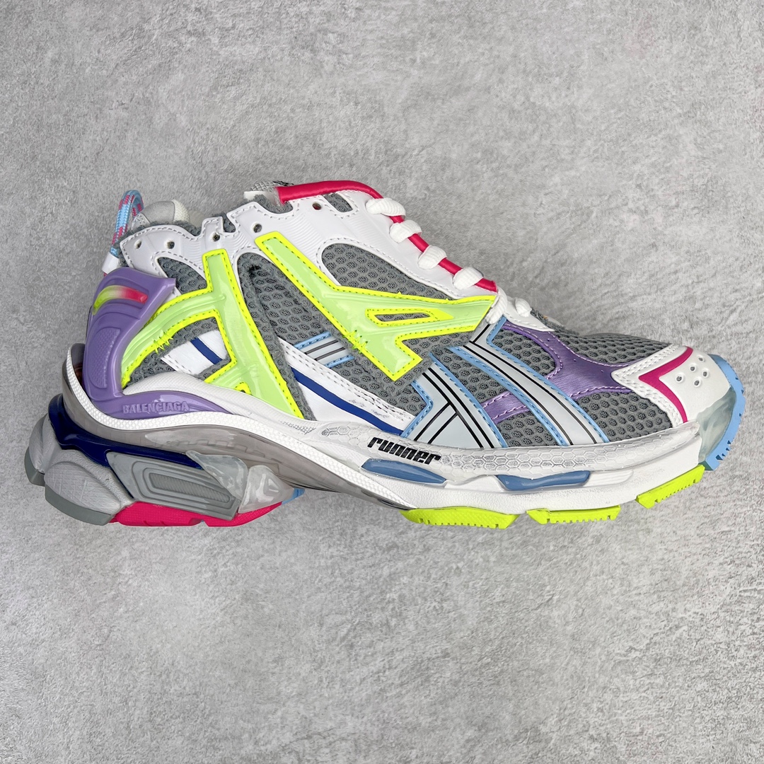 💰460 ＃VG零售版 BALENCIAGA Runner Sneaker 巴黎世家七代慢跑系列低帮复古野跑潮流运动鞋老爹鞋 尼龙和网布材质 磨损效果 鞋头边缘印有尺码 背面浮印尺码 外侧印有跑者徽标 鞋舌刺绣 Balenciaga 品牌标识 鞋跟背面 Balenciaga品牌标识 材质采用65%聚氨酯、35%聚酯纤维 全新 Runner 鞋型轮廓借鉴于 2000 年初的复古线条 搭载大网眼面料制成鞋面基础，由粉色、白色尼龍与橡胶质地覆盖鞋面诠释线条感 当中透过几道手缝线与折损痕更是精准的掌握历经时间淬炼的破旧痕迹 延续其手法至鞋领、鞋跟、鞋带、中底等部分均饰有破损及脏污之貌 尤其是鞋领处与鞋带孔眼条更是采用不规则做旧技术将内容物泡棉随机露出 尺码：35 36 37 38 39 40 41 42 43 44 45 46 编码：by5936030-运动鞋