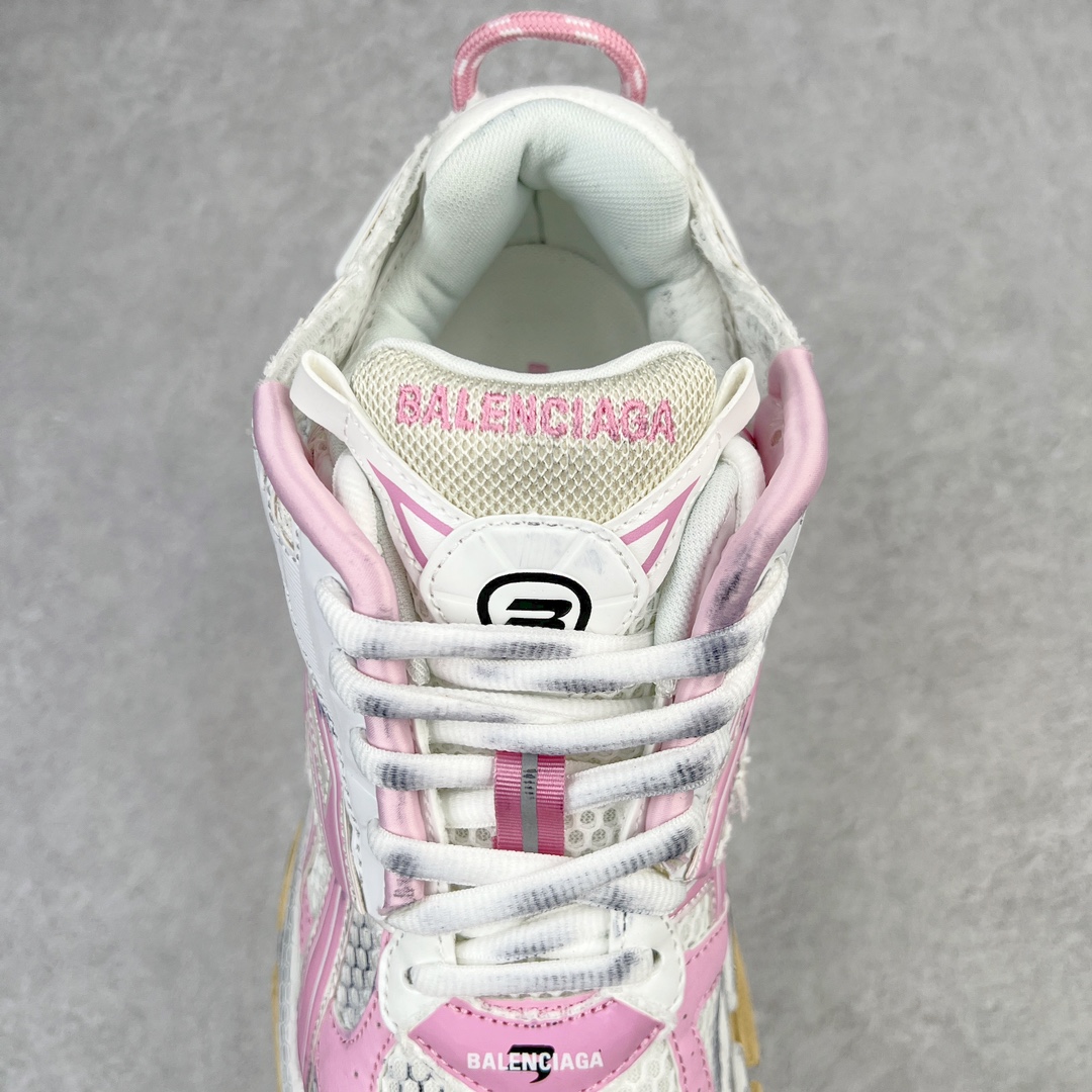 图片[5]-💰460 ＃VG零售版 BALENCIAGA Runner Sneaker 巴黎世家七代慢跑系列低帮复古野跑潮流运动鞋老爹鞋 尼龙和网布材质 磨损效果 鞋头边缘印有尺码 背面浮印尺码 外侧印有跑者徽标 鞋舌刺绣 Balenciaga 品牌标识 鞋跟背面 Balenciaga品牌标识 材质采用65%聚氨酯、35%聚酯纤维 全新 Runner 鞋型轮廓借鉴于 2000 年初的复古线条 搭载大网眼面料制成鞋面基础，由粉色、白色尼龍与橡胶质地覆盖鞋面诠释线条感 当中透过几道手缝线与折损痕更是精准的掌握历经时间淬炼的破旧痕迹 延续其手法至鞋领、鞋跟、鞋带、中底等部分均饰有破损及脏污之貌 尤其是鞋领处与鞋带孔眼条更是采用不规则做旧技术将内容物泡棉随机露出 尺码：35 36 37 38 39 40 41 42 43 44 45 46 编码：by5936030-运动鞋