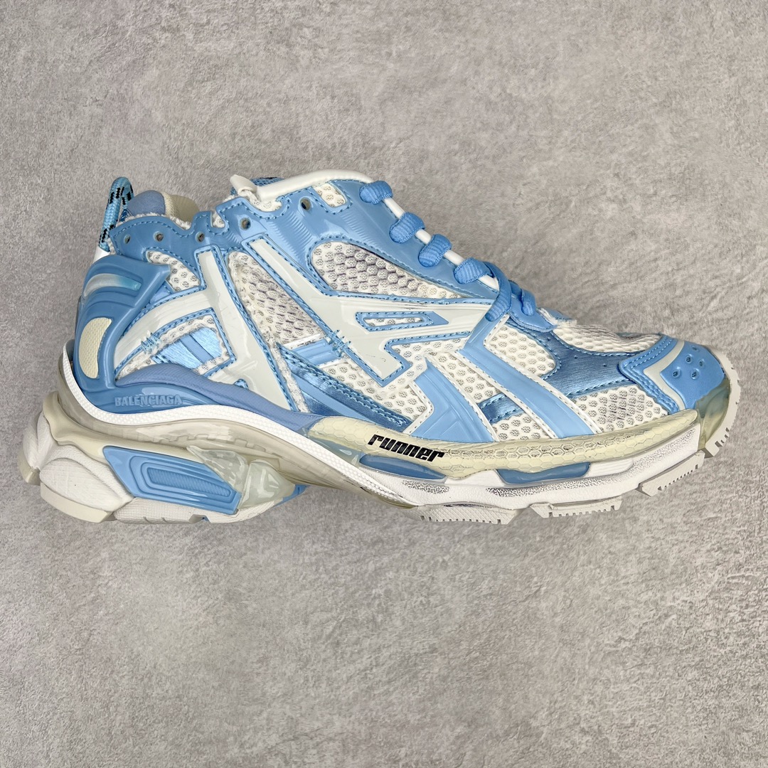 💰460 ＃VG零售版 BALENCIAGA Runner Sneaker 巴黎世家七代慢跑系列低帮复古野跑潮流运动鞋老爹鞋 尼龙和网布材质 磨损效果 鞋头边缘印有尺码 背面浮印尺码 外侧印有跑者徽标 鞋舌刺绣 Balenciaga 品牌标识 鞋跟背面 Balenciaga品牌标识 材质采用65%聚氨酯、35%聚酯纤维 全新 Runner 鞋型轮廓借鉴于 2000 年初的复古线条 搭载大网眼面料制成鞋面基础，由粉色、白色尼龍与橡胶质地覆盖鞋面诠释线条感 当中透过几道手缝线与折损痕更是精准的掌握历经时间淬炼的破旧痕迹 延续其手法至鞋领、鞋跟、鞋带、中底等部分均饰有破损及脏污之貌 尤其是鞋领处与鞋带孔眼条更是采用不规则做旧技术将内容物泡棉随机露出 尺码：35 36 37 38 39 40 41 42 43 44 45 46 编码：by5936030-运动鞋