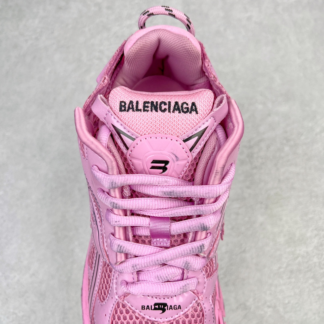 图片[5]-💰460 ＃VG零售版 BALENCIAGA Runner Sneaker 巴黎世家七代慢跑系列低帮复古野跑潮流运动鞋老爹鞋 尼龙和网布材质 磨损效果 鞋头边缘印有尺码 背面浮印尺码 外侧印有跑者徽标 鞋舌刺绣 Balenciaga 品牌标识 鞋跟背面 Balenciaga品牌标识 材质采用65%聚氨酯、35%聚酯纤维 全新 Runner 鞋型轮廓借鉴于 2000 年初的复古线条 搭载大网眼面料制成鞋面基础，由粉色、白色尼龍与橡胶质地覆盖鞋面诠释线条感 当中透过几道手缝线与折损痕更是精准的掌握历经时间淬炼的破旧痕迹 延续其手法至鞋领、鞋跟、鞋带、中底等部分均饰有破损及脏污之貌 尤其是鞋领处与鞋带孔眼条更是采用不规则做旧技术将内容物泡棉随机露出 尺码：35 36 37 38 39 40 41 42 43 44 45 46 编码：by5936030-运动鞋