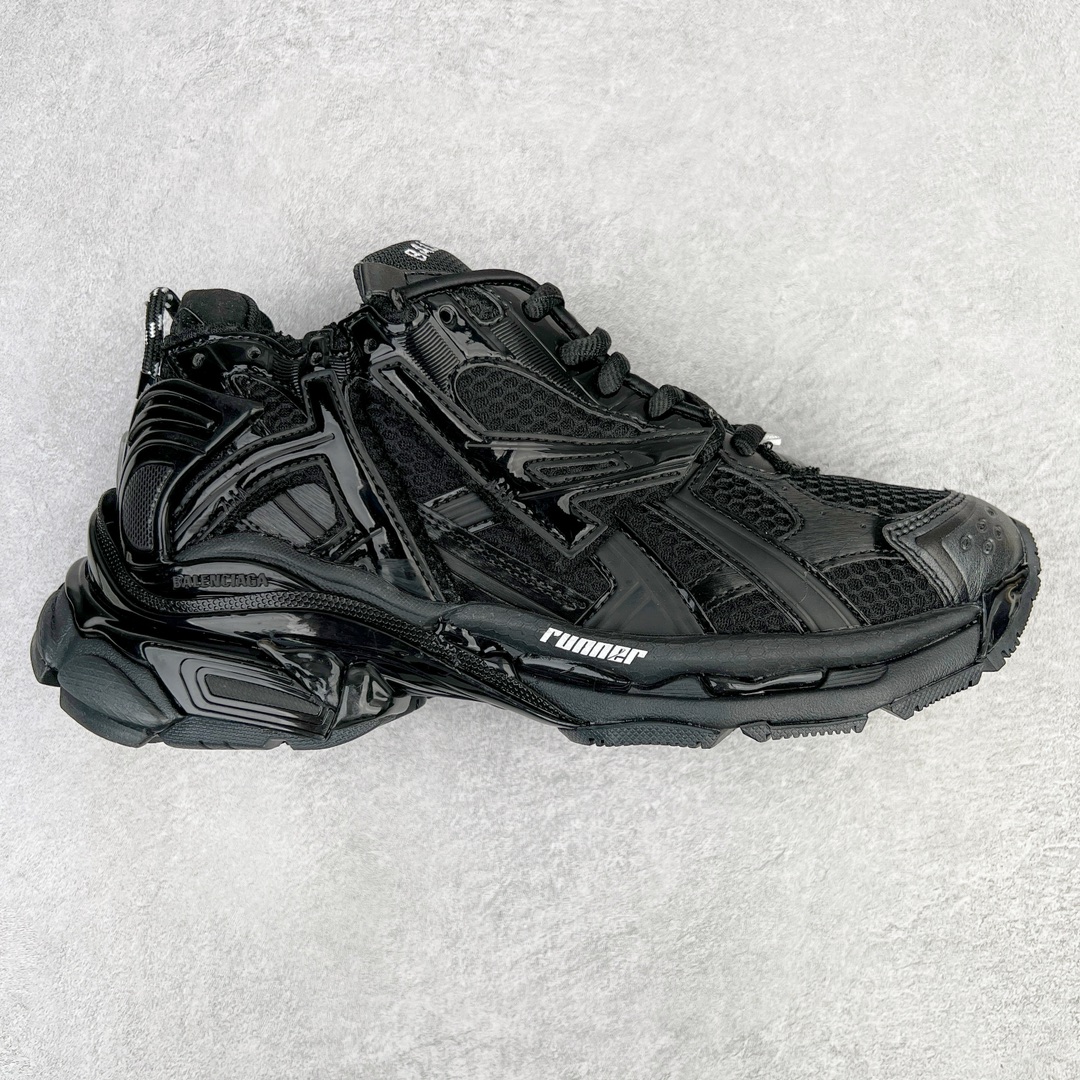 💰460 ＃VG零售版 BALENCIAGA Runner Sneaker 巴黎世家七代慢跑系列低帮复古野跑潮流运动鞋老爹鞋 尼龙和网布材质 磨损效果 鞋头边缘印有尺码 背面浮印尺码 外侧印有跑者徽标 鞋舌刺绣 Balenciaga 品牌标识 鞋跟背面 Balenciaga品牌标识 材质采用65%聚氨酯、35%聚酯纤维 全新 Runner 鞋型轮廓借鉴于 2000 年初的复古线条 搭载大网眼面料制成鞋面基础，由粉色、白色尼龍与橡胶质地覆盖鞋面诠释线条感 当中透过几道手缝线与折损痕更是精准的掌握历经时间淬炼的破旧痕迹 延续其手法至鞋领、鞋跟、鞋带、中底等部分均饰有破损及脏污之貌 尤其是鞋领处与鞋带孔眼条更是采用不规则做旧技术将内容物泡棉随机露出 尺码：35 36 37 38 39 40 41 42 43 44 45 46 编码：by5936030-运动鞋