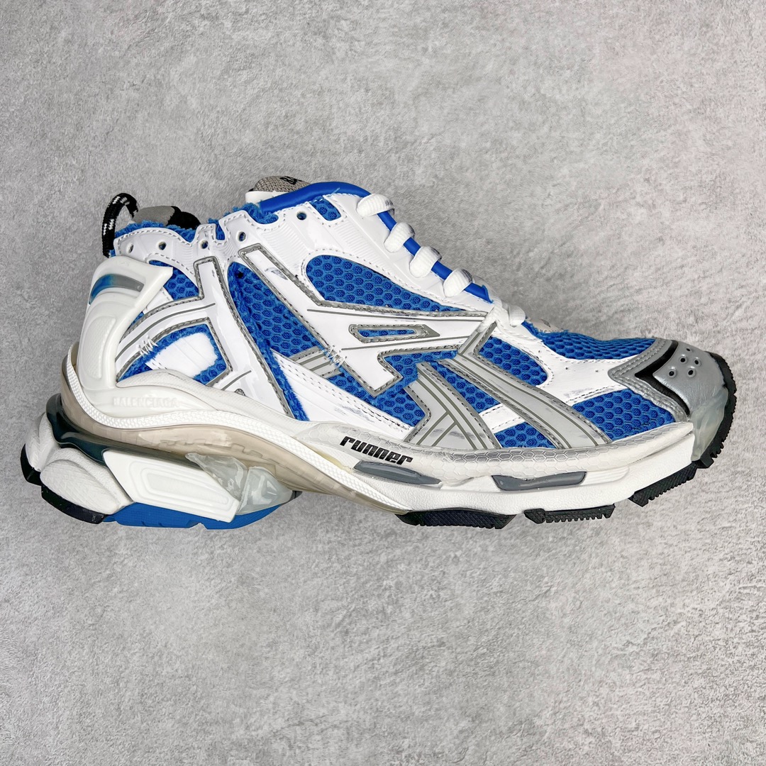 💰460 ＃VG零售版 BALENCIAGA Runner Sneaker 巴黎世家七代慢跑系列低帮复古野跑潮流运动鞋老爹鞋 尼龙和网布材质 磨损效果 鞋头边缘印有尺码 背面浮印尺码 外侧印有跑者徽标 鞋舌刺绣 Balenciaga 品牌标识 鞋跟背面 Balenciaga品牌标识 材质采用65%聚氨酯、35%聚酯纤维 全新 Runner 鞋型轮廓借鉴于 2000 年初的复古线条 搭载大网眼面料制成鞋面基础，由粉色、白色尼龍与橡胶质地覆盖鞋面诠释线条感 当中透过几道手缝线与折损痕更是精准的掌握历经时间淬炼的破旧痕迹 延续其手法至鞋领、鞋跟、鞋带、中底等部分均饰有破损及脏污之貌 尤其是鞋领处与鞋带孔眼条更是采用不规则做旧技术将内容物泡棉随机露出 尺码：35 36 37 38 39 40 41 42 43 44 45 46 编码：by5936030-运动鞋