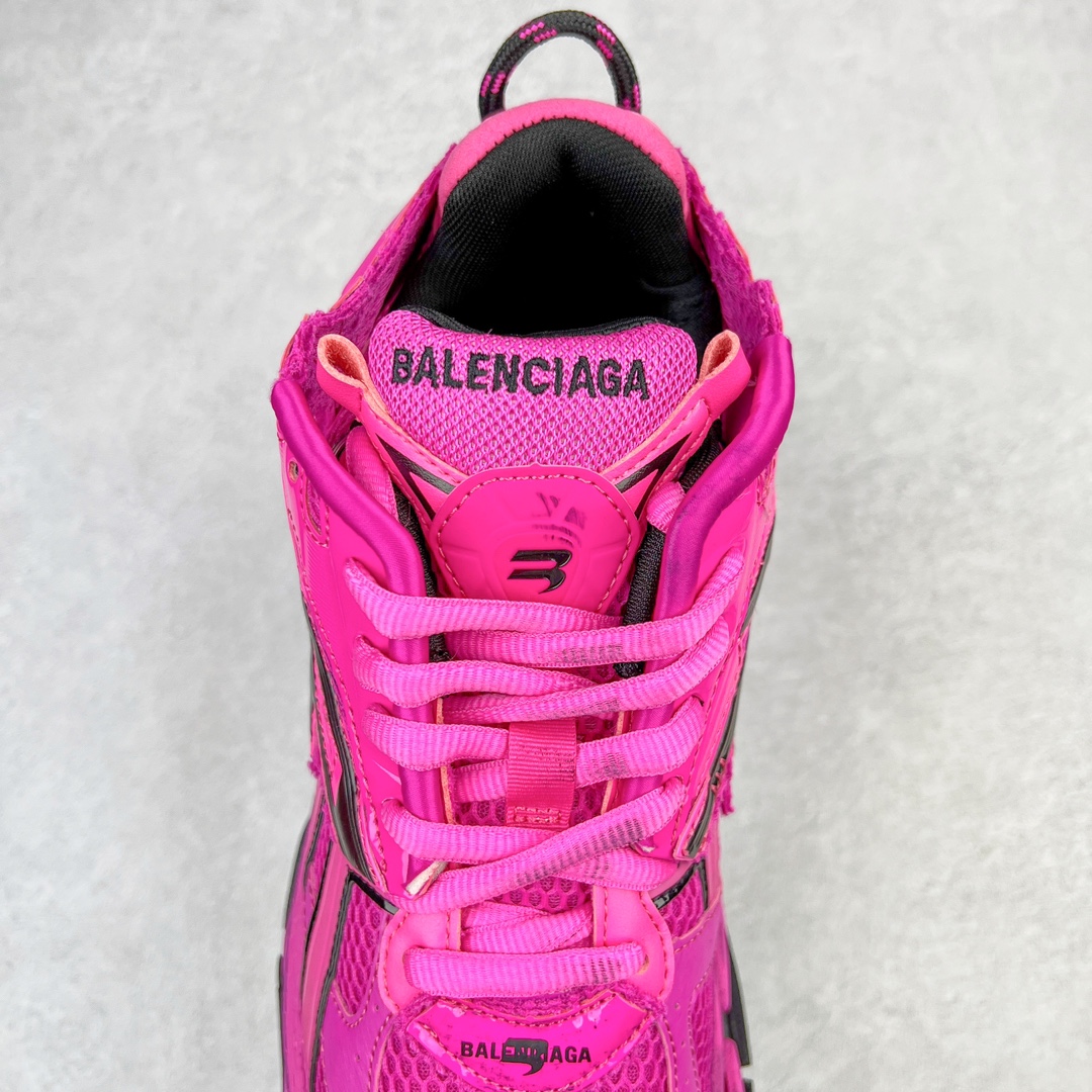 图片[5]-💰460 ＃VG零售版 BALENCIAGA Runner Sneaker 巴黎世家七代慢跑系列低帮复古野跑潮流运动鞋老爹鞋 尼龙和网布材质 磨损效果 鞋头边缘印有尺码 背面浮印尺码 外侧印有跑者徽标 鞋舌刺绣 Balenciaga 品牌标识 鞋跟背面 Balenciaga品牌标识 材质采用65%聚氨酯、35%聚酯纤维 全新 Runner 鞋型轮廓借鉴于 2000 年初的复古线条 搭载大网眼面料制成鞋面基础，由粉色、白色尼龍与橡胶质地覆盖鞋面诠释线条感 当中透过几道手缝线与折损痕更是精准的掌握历经时间淬炼的破旧痕迹 延续其手法至鞋领、鞋跟、鞋带、中底等部分均饰有破损及脏污之貌 尤其是鞋领处与鞋带孔眼条更是采用不规则做旧技术将内容物泡棉随机露出 尺码：35 36 37 38 39 40 41 42 43 44 45 46 编码：by5936030-运动鞋