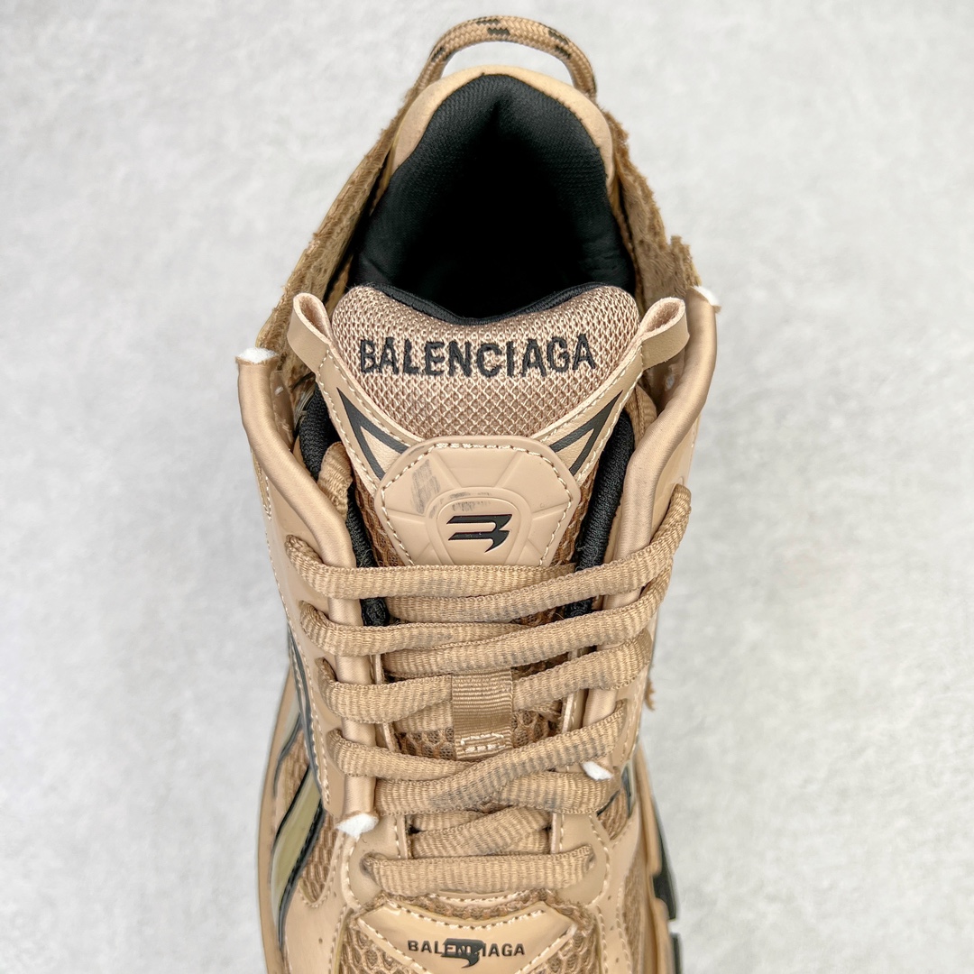 图片[5]-💰460 ＃VG零售版 BALENCIAGA Runner Sneaker 巴黎世家七代慢跑系列低帮复古野跑潮流运动鞋老爹鞋 尼龙和网布材质 磨损效果 鞋头边缘印有尺码 背面浮印尺码 外侧印有跑者徽标 鞋舌刺绣 Balenciaga 品牌标识 鞋跟背面 Balenciaga品牌标识 材质采用65%聚氨酯、35%聚酯纤维 全新 Runner 鞋型轮廓借鉴于 2000 年初的复古线条 搭载大网眼面料制成鞋面基础，由粉色、白色尼龍与橡胶质地覆盖鞋面诠释线条感 当中透过几道手缝线与折损痕更是精准的掌握历经时间淬炼的破旧痕迹 延续其手法至鞋领、鞋跟、鞋带、中底等部分均饰有破损及脏污之貌 尤其是鞋领处与鞋带孔眼条更是采用不规则做旧技术将内容物泡棉随机露出 尺码：35 36 37 38 39 40 41 42 43 44 45 46 编码：by5936030-运动鞋