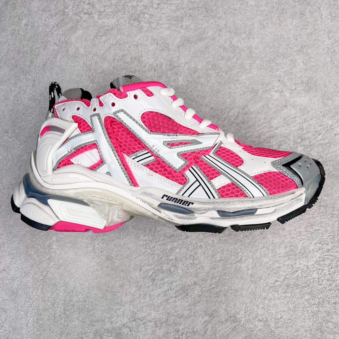 ＃VG零售版 BALENCIAGA Runner Sneaker 巴黎世家七代慢跑系列低帮复古野跑潮流运动鞋老爹鞋 尼龙和网布材质 磨损效果 鞋头边缘印有尺码 背面浮印尺码 外侧印有跑者徽标 鞋舌刺绣 Balenciaga 品牌标识 鞋跟背面 Balenciaga品牌标识 材质采用65%聚氨酯、35%聚酯纤维 全新 Runner 鞋型轮廓借鉴于 2000 年初的复古线条 搭载大网眼面料制成鞋面基础，由粉色、白色尼龍与橡胶质地覆盖鞋面诠释线条感 当中透过几道手缝线与折损痕更是精准的掌握历经时间淬炼的破旧痕迹 延续其手法至鞋领、鞋跟、鞋带、中底等部分均饰有破损及脏污之貌 尤其是鞋领处与鞋带孔眼条更是采用不规则做旧技术将内容物泡棉随机露出 尺码：35 36 37 38 39 40 41 42 43 44 45 46-选品中心