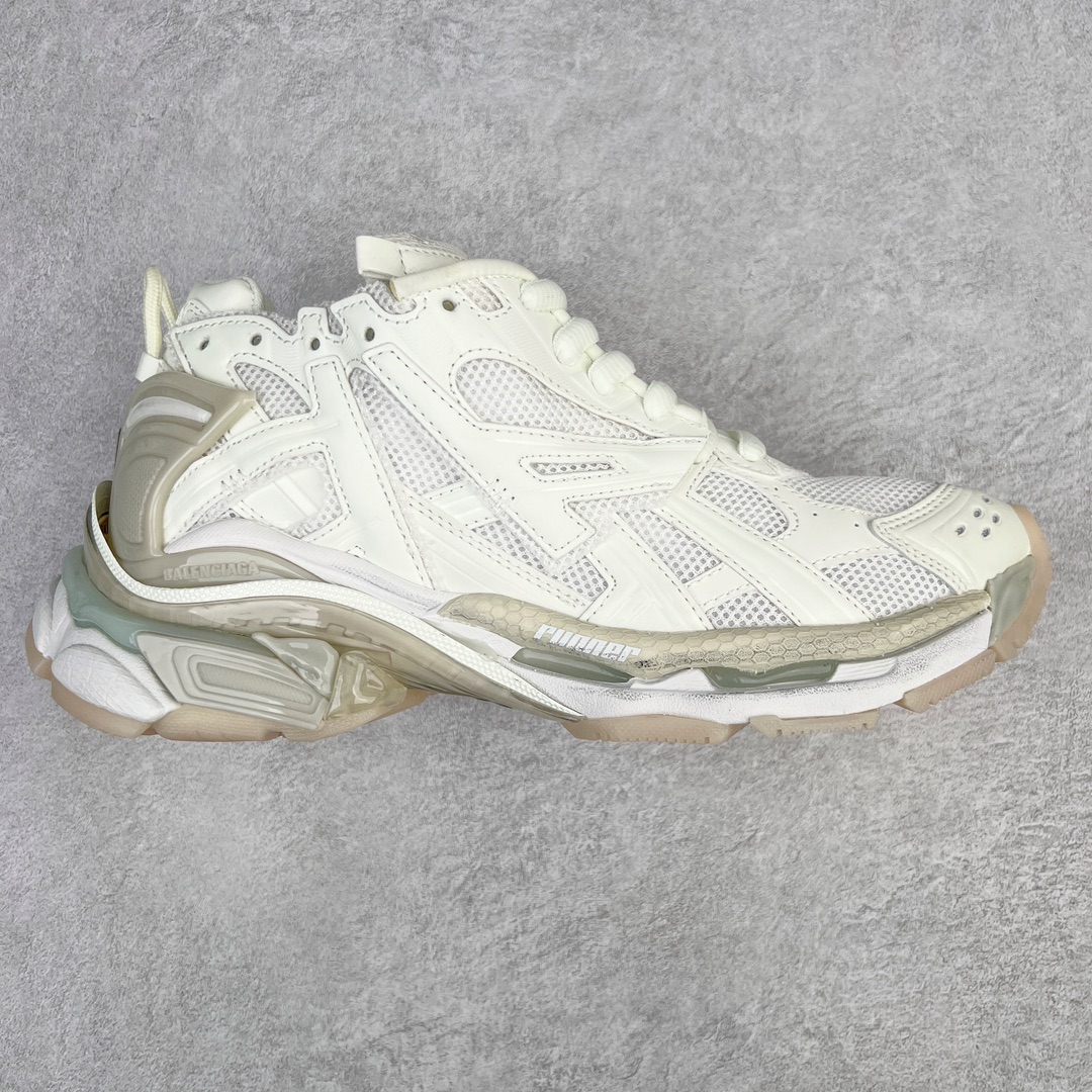 图片[5]-＃VG零售版 BALENCIAGA Runner Sneaker 巴黎世家七代慢跑系列低帮复古野跑潮流运动鞋老爹鞋 尼龙和网布材质 磨损效果 鞋头边缘印有尺码 背面浮印尺码 外侧印有跑者徽标 鞋舌刺绣 Balenciaga 品牌标识 鞋跟背面 Balenciaga品牌标识 材质采用65%聚氨酯、35%聚酯纤维 全新 Runner 鞋型轮廓借鉴于 2000 年初的复古线条 搭载大网眼面料制成鞋面基础，由粉色、白色尼龍与橡胶质地覆盖鞋面诠释线条感 当中透过几道手缝线与折损痕更是精准的掌握历经时间淬炼的破旧痕迹 延续其手法至鞋领、鞋跟、鞋带、中底等部分均饰有破损及脏污之貌 尤其是鞋领处与鞋带孔眼条更是采用不规则做旧技术将内容物泡棉随机露出 尺码：35 36 37 38 39 40 41 42 43 44 45 46-选品中心