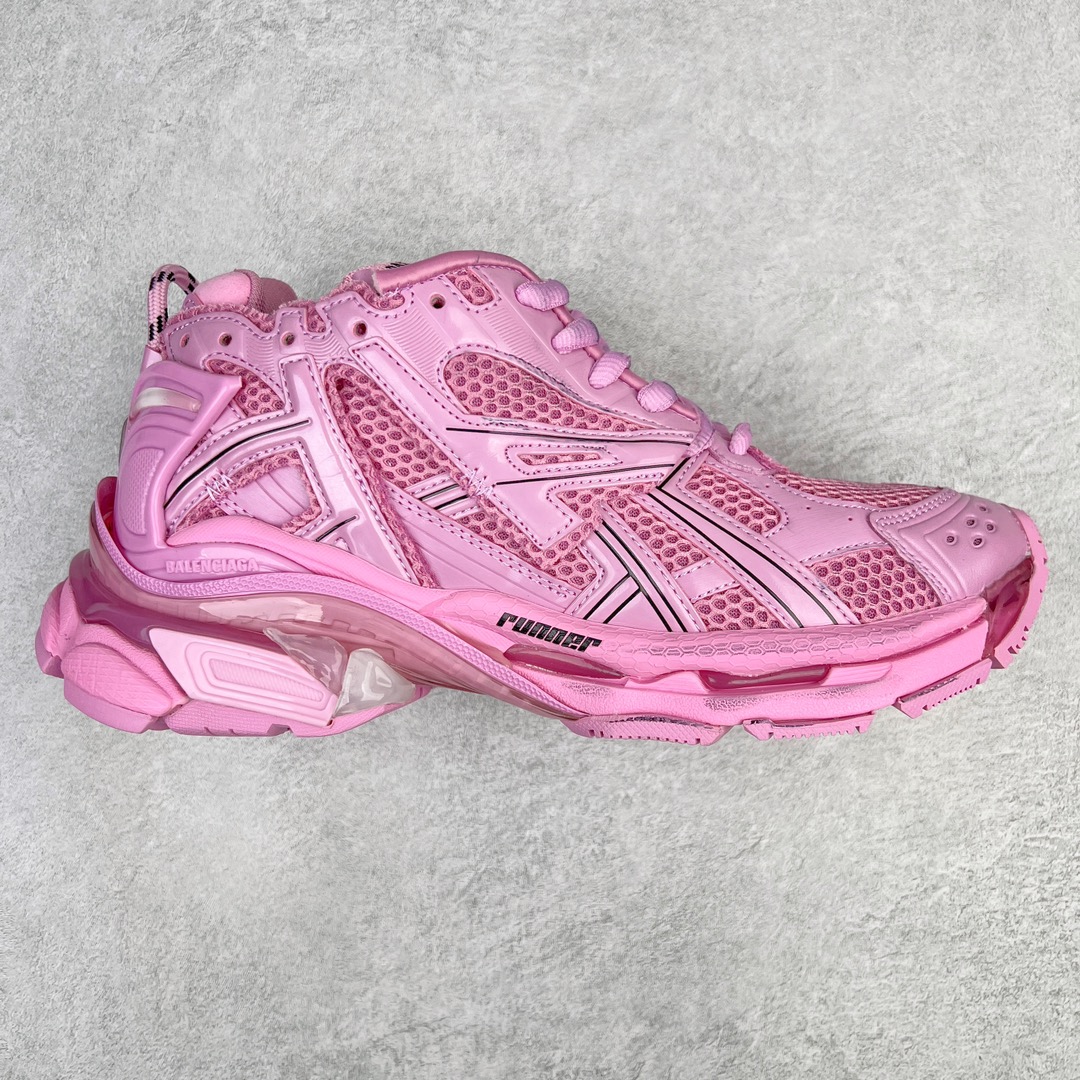 图片[4]-＃VG零售版 BALENCIAGA Runner Sneaker 巴黎世家七代慢跑系列低帮复古野跑潮流运动鞋老爹鞋 尼龙和网布材质 磨损效果 鞋头边缘印有尺码 背面浮印尺码 外侧印有跑者徽标 鞋舌刺绣 Balenciaga 品牌标识 鞋跟背面 Balenciaga品牌标识 材质采用65%聚氨酯、35%聚酯纤维 全新 Runner 鞋型轮廓借鉴于 2000 年初的复古线条 搭载大网眼面料制成鞋面基础，由粉色、白色尼龍与橡胶质地覆盖鞋面诠释线条感 当中透过几道手缝线与折损痕更是精准的掌握历经时间淬炼的破旧痕迹 延续其手法至鞋领、鞋跟、鞋带、中底等部分均饰有破损及脏污之貌 尤其是鞋领处与鞋带孔眼条更是采用不规则做旧技术将内容物泡棉随机露出 尺码：35 36 37 38 39 40 41 42 43 44 45 46-选品中心