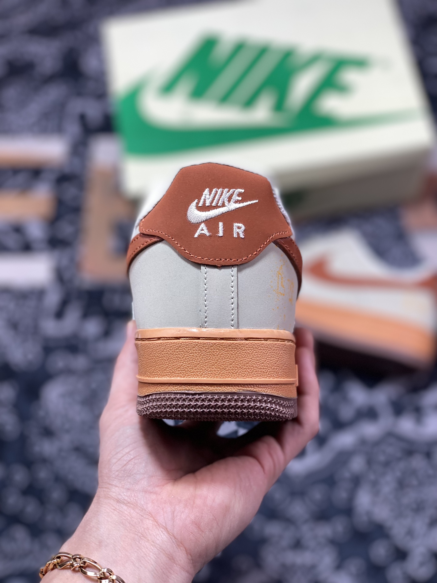 220 Louis Vuitton x Nike Air Force 1 07 LV8"Sand Grey/Orange Gold LV"空军一号板鞋“皮革沙灰橘橙LV印花”315122-001