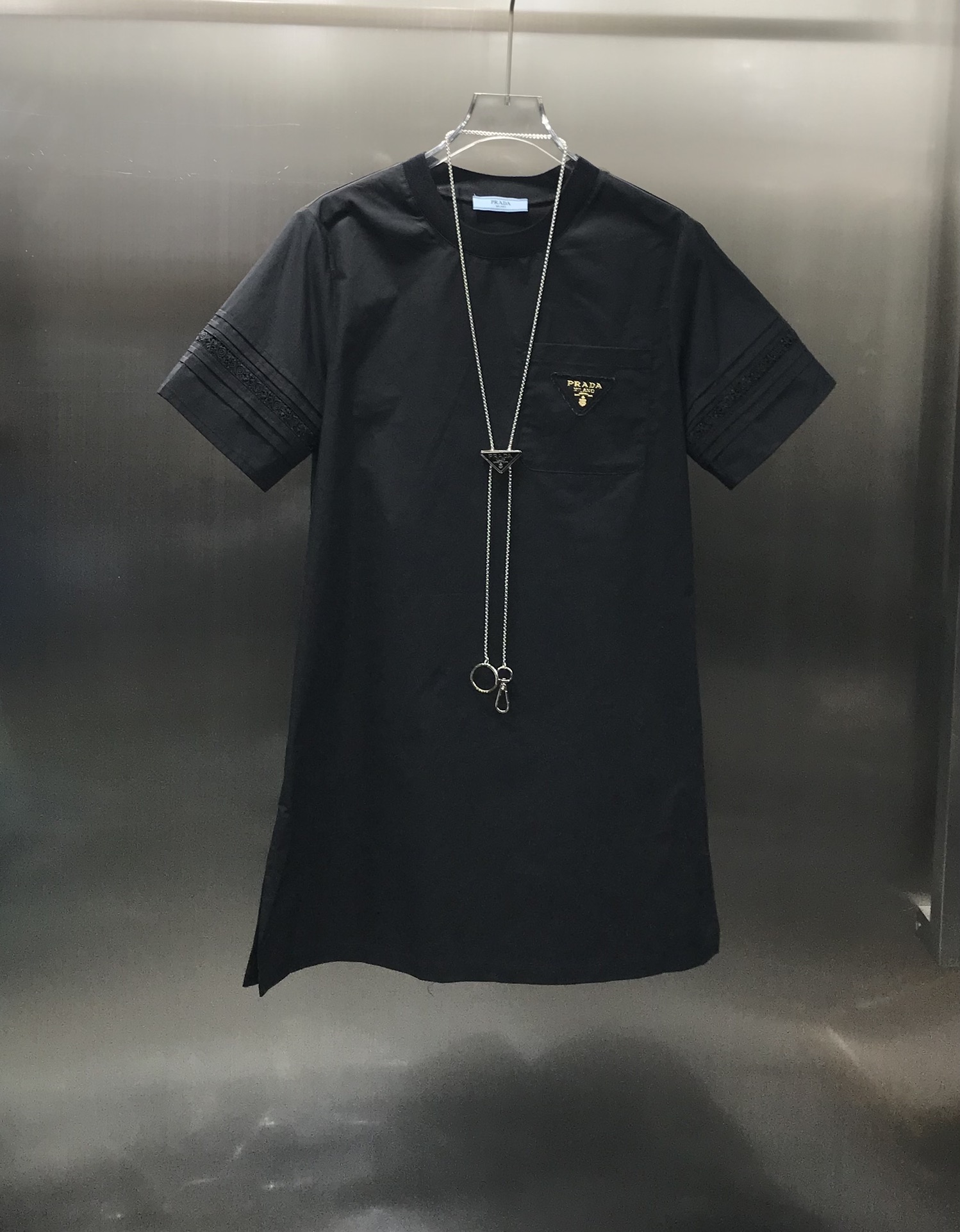 NO:696896,Prad* new product is on the shelves. Round neck hollow splicing lace T-shirt dress. Full of girly atmosphere. Spliced ​​hollow lace design. Loose fit, fashionable and eye-catching and very hidden. Comes with triangle logo chain. Can be used as a belt ~ High version, prada, skirts, tees, t-shirt,19860909Prad* 新品上架 圆领镂空拼接蕾丝T恤裙 少女氛围感十足 拼接镂空蕾丝设计 宽松版型时髦吸睛又非常藏肉 配送三角标logo链条 可做腰带俩用～  高版本,,prada,skirts,tees，t-shirt,,Women's clothing