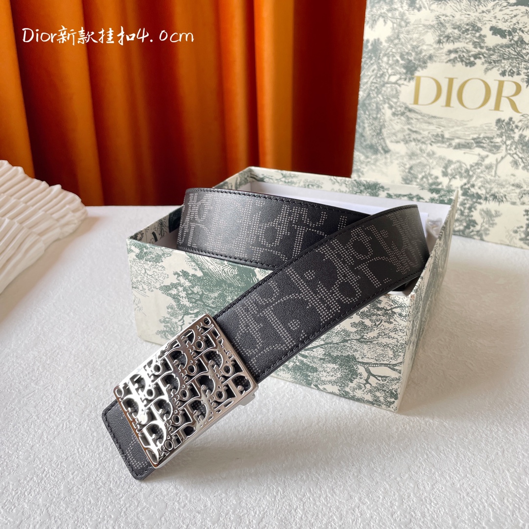 Dior这款金属覆层黄铜腰带扣采用“