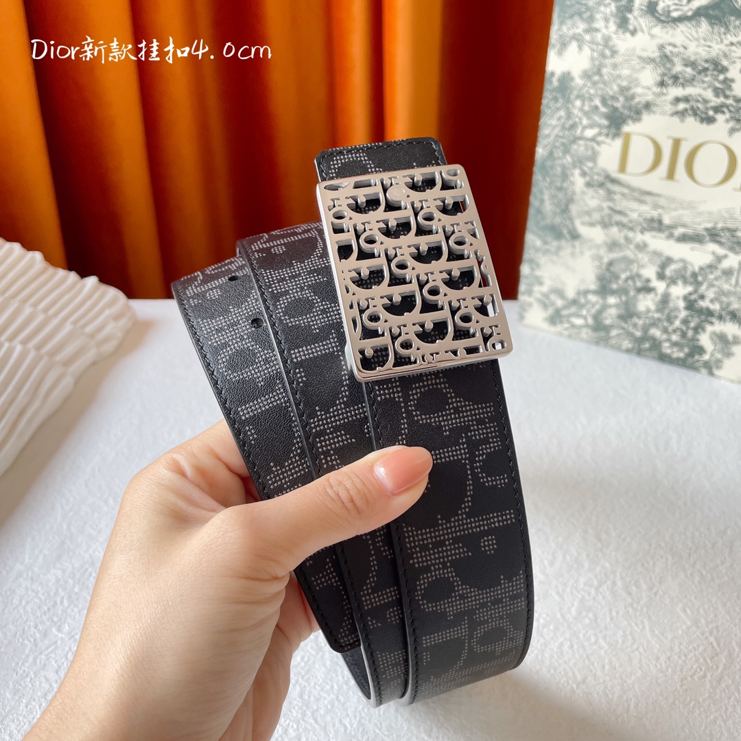 Dior这款金属覆层黄铜腰带扣采用“