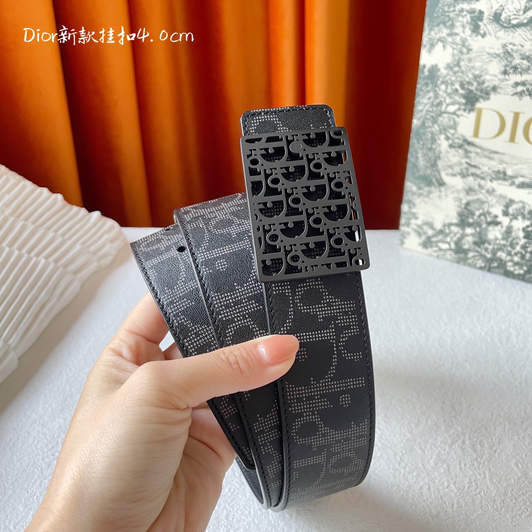 Dior这款金属覆层黄铜腰带扣采用“
