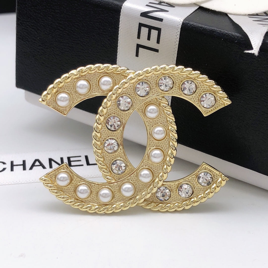 NO:107314,Number XXZ0026 CHANEL Xiaoxiang side-drilled bead double c brooch, high-end quality, counter same material, real brass, ion plating, exclusive real photos with exquisite workmanship, heavy industry version, super fairy and beautiful style, super careful workmanship without loopholes, comparable to zp to make money, jewelry quality, chanel, brooch, breastpin19860909编号XXZ0026 CHANEL 小香边钻边珠双c胸针,高端品质,专柜同材质,真正黄铜, 离子电镀,独家实拍图做工精致细腻,重工版本,超级仙女唯美的一款,做工超级细心无漏洞,媲美zp买到就是赚到,饰品精品,chanel,brooch，breastpin,Jewelry