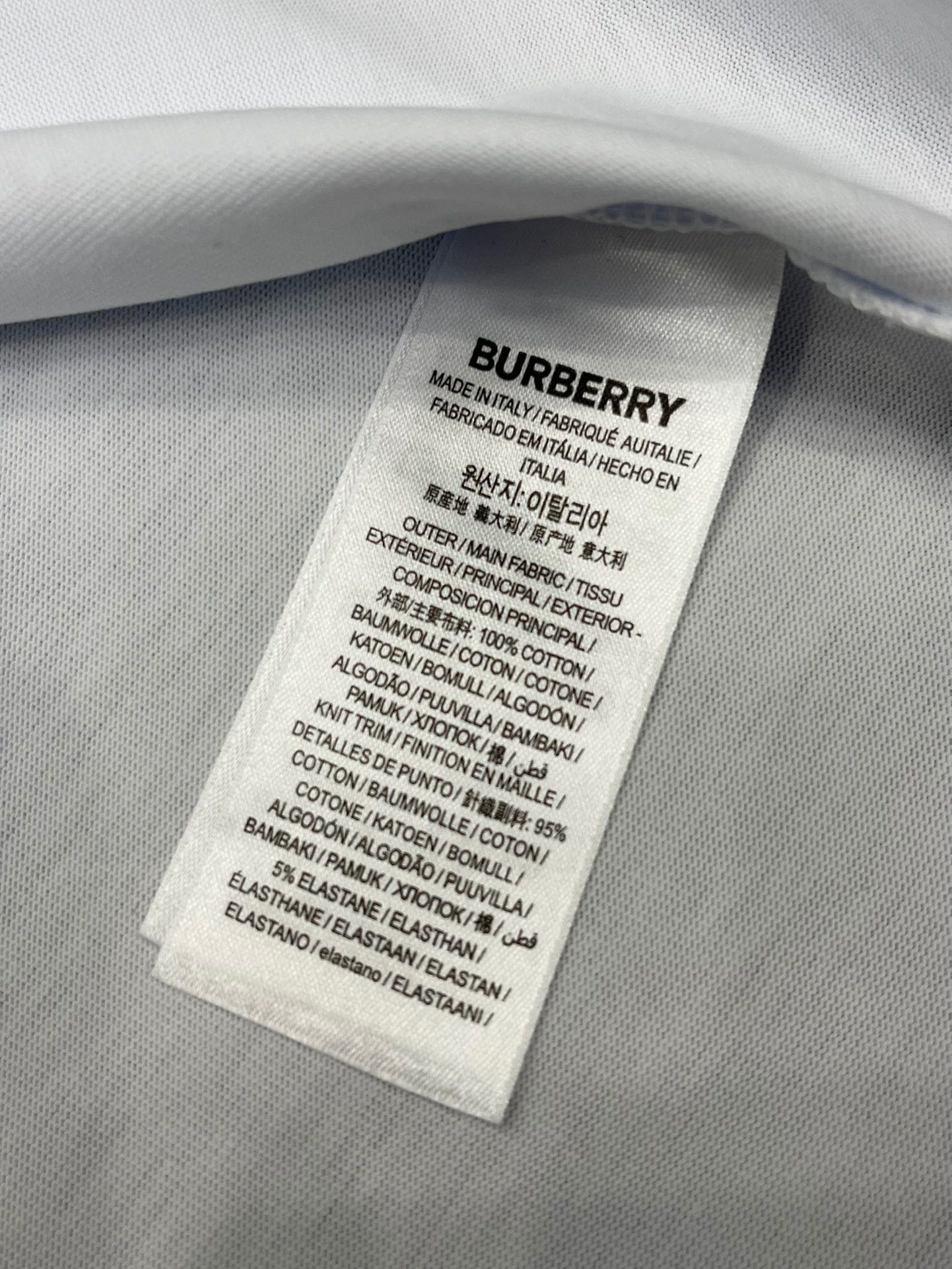 🛒购物价：88💰[原标包装吊牌齐全.260克高克重纯棉面料]品质保证质量十分不错回头客巨多.
⭐巴宝莉BURBERRY⭐️2023春夏新款小鹿🦌字母logo短袖T恤
⚠️高版本⚠️高版本⚠️
全网独家首发 百搭款细节处理完美 