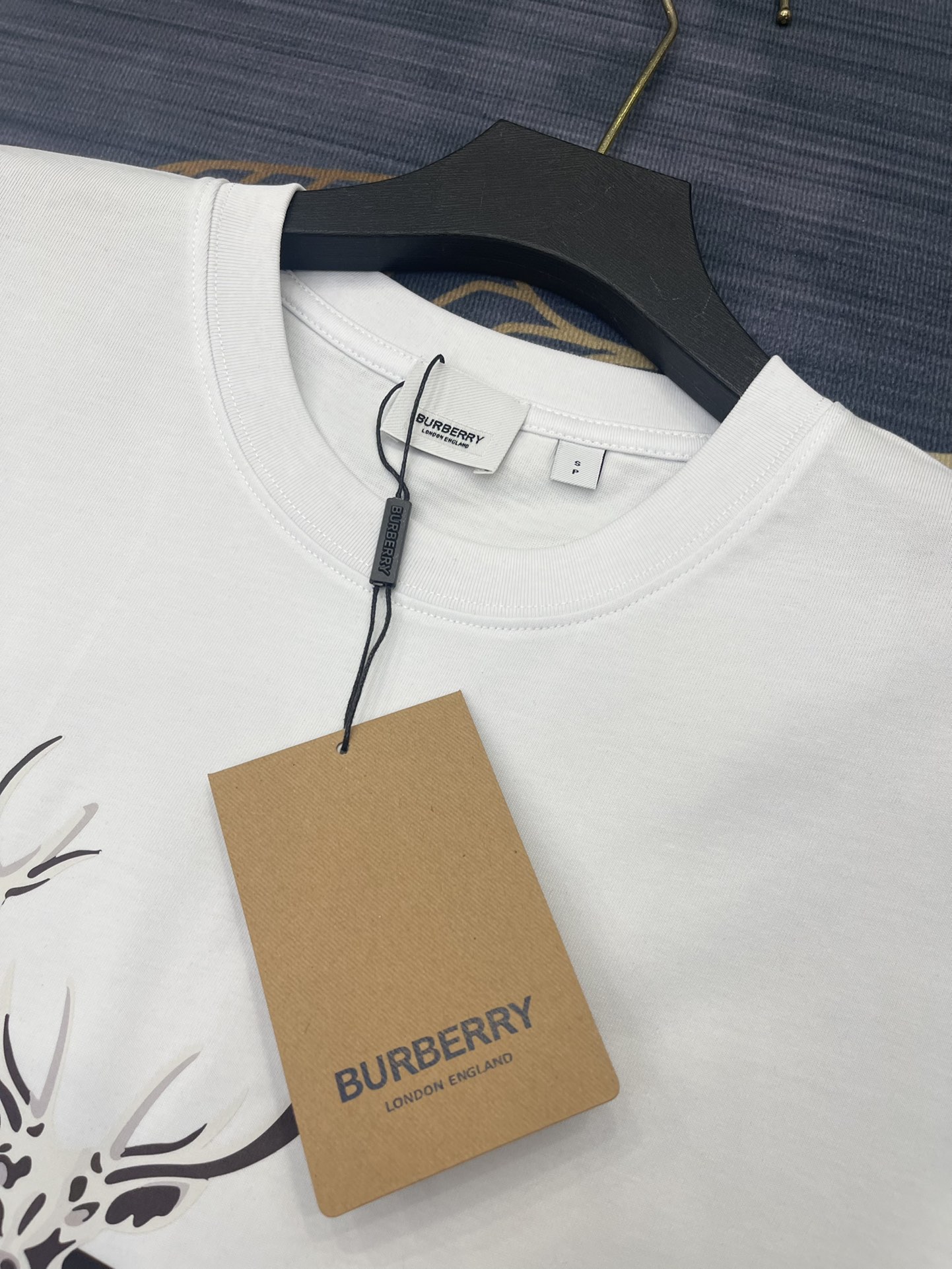 🛒购物价：88💰[原标包装吊牌齐全.260克高克重纯棉面料]品质保证质量十分不错回头客巨多.
⭐巴宝莉BURBERRY⭐️2023春夏新款小鹿🦌字母logo短袖T恤
⚠️高版本⚠️高版本⚠️
全网独家首发 百搭款细节处理完美 