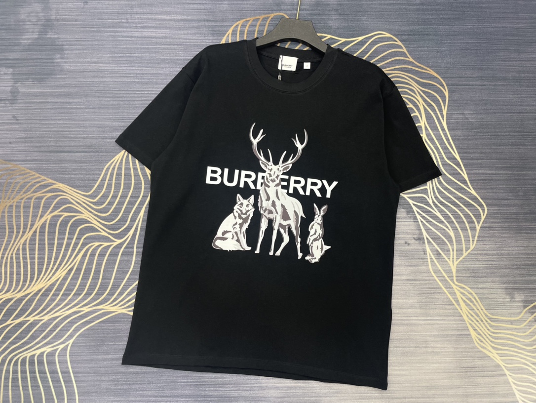 🛒购物价：88💰[原标包装吊牌齐全.260克高克重纯棉面料]品质保证质量十分不错回头客巨多.
⭐巴宝莉BURBERRY⭐️2023春夏新款小鹿🦌字母logo短袖T恤
⚠️高版本⚠️高版本⚠️
全网独家首发 百搭款细节处理完美 