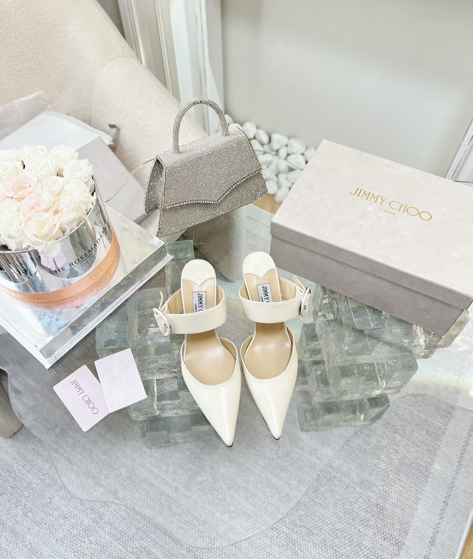 NO:484379,' | 25 New C-type button single shoe series for the counter is available. Original special lambskin upper, original mixed lambskin inner footbed, large sole original molded leather sole, shoe size: 34-40 (34.40 custom made without return and exchange) The original counter full set of luxury packaging, high heels, sandals, high heels, sheepskin, Leather soles19860909' | 25  专柜新款C型扣单鞋系列上新 鞋面原版特定小羊皮  内里原版混种小羊皮内里垫脚 大底原版开模真皮大底 鞋码:34-40（34.40定制不退换） 原版专柜全套豪华包装,高跟鞋凉鞋,sandals,high heels,sheepskin,Leather soles,Women's Shoes