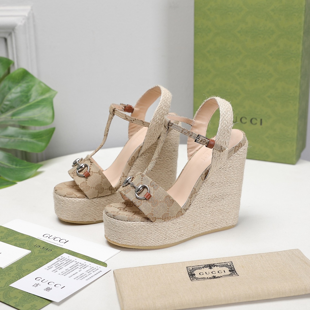 NO:236587,New!  High-end version of Gucci new wedge-water table sandals. This pair of shoes combines the design and high comfort feel of the feet, and is a very textured retro style. I believe that fashionable girls will not miss such a perfect one!  It can be worn with socks, fashionable and novel. The imported cowhide upper is made of sheepskin, the inner layer is made of delicate texture, strong breathability, and it is fashionable and light when worn on the feet. The hardware chain decoration on the upper, the rear buckle has a LOGO logo, and the retro texture is full. The original mold-opening rubber sole really shows the grade on the feet!  Heel 13Cm Water Platform 4Cm Size 35-41 / 230 yuan, sandals, gucci, sandals, cowhide, sheepskin, socks19860909上新！高端版本Gucci古奇新款坡跟水台凉鞋 这双鞋子集设计感和高舒适度的脚感于一身,而且是很有质感的复古风.相信时尚的姑娘们是不会错过如此完美的一款！ 可搭配袜子穿,时尚新颖.材质进口牛皮鞋面,内里羊皮材质,肌理细腻,透气性强,穿在脚上时尚又有轻盈感. 鞋面的五金链条装饰,后带扣有LOGO标志 复古质感十足.原版开模生胶底 上脚真的巨显档次！ 后跟13Cm 水台4Cm 码数35-41码 /230元,凉鞋,gucci,sandals,cowhide,sheepskin,socks,Women's Shoes