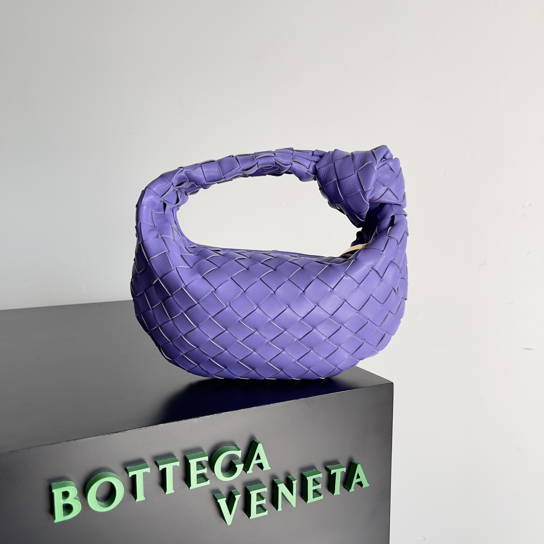 Bottega veneta͙.———\n最新款编织打结hobo \n    顶级小羊皮皮质很软，包形独特特别实用耐装，保留了传统的编织元素的同时多了几分张扬～ 采用羊皮手工编织制作 拉链开合 弧形无缝结构 搭配起来毫不费力 力荐  市场最高端欢迎来对比\n         【出厂均配全套包装】\nsize：xxcm。   型号：