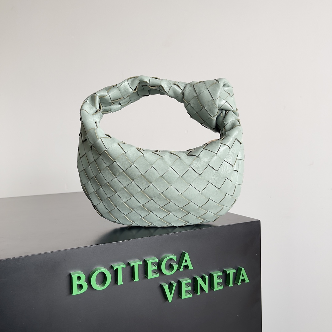 Bottega veneta͙.———\n最新款编织打结hobo \n    顶级小羊皮皮质很软，包形独特特别实用耐装，保留了传统的编织元素的同时多了几分张扬～ 采用羊皮手工编织制作 拉链开合 弧形无缝结构 搭配起来毫不费力 力荐  市场最高端欢迎来对比\n         【出厂均配全套包装】\nsize：xxcm。   型号：