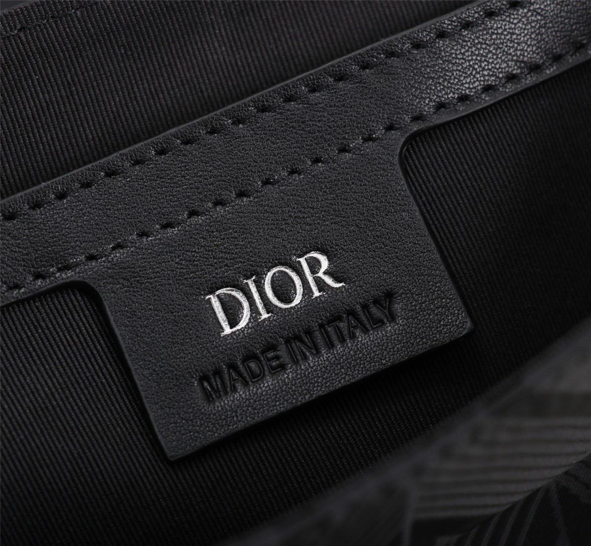 这款DiorExplorer手袋搭配